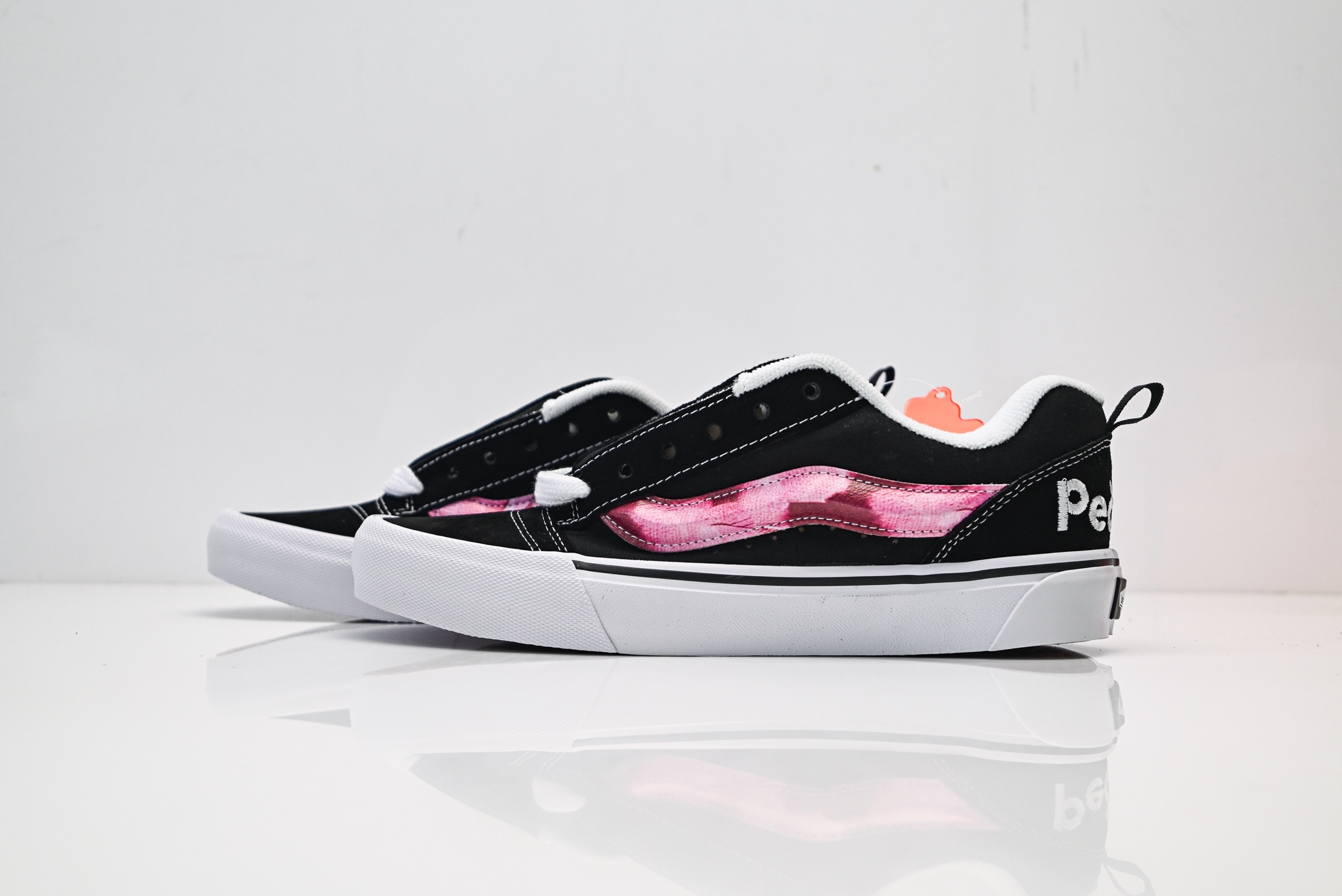 Peaches x Vans Knu Skool CL 联名 万斯范斯低帮休闲运动帆布滑板鞋 面包鞋 薄底 纯硫化 可盐可咸 夏季百搭神器 VN0009QCB9P 黑粉-Top High Quatity Cheap Sneakers Fashion Clothing Clothes Bags handbags Shoes of all Brand wholesale With The best Quality And Beautiful Price from China Factory Chinese suppliers wholesaler seller Peaches x Vans Knu Skool CL 联名 万斯范斯低帮休闲运动帆布滑板鞋 面包鞋 薄底 纯硫化 可盐可咸 夏季百搭神器 VN0009QCB9P 黑粉