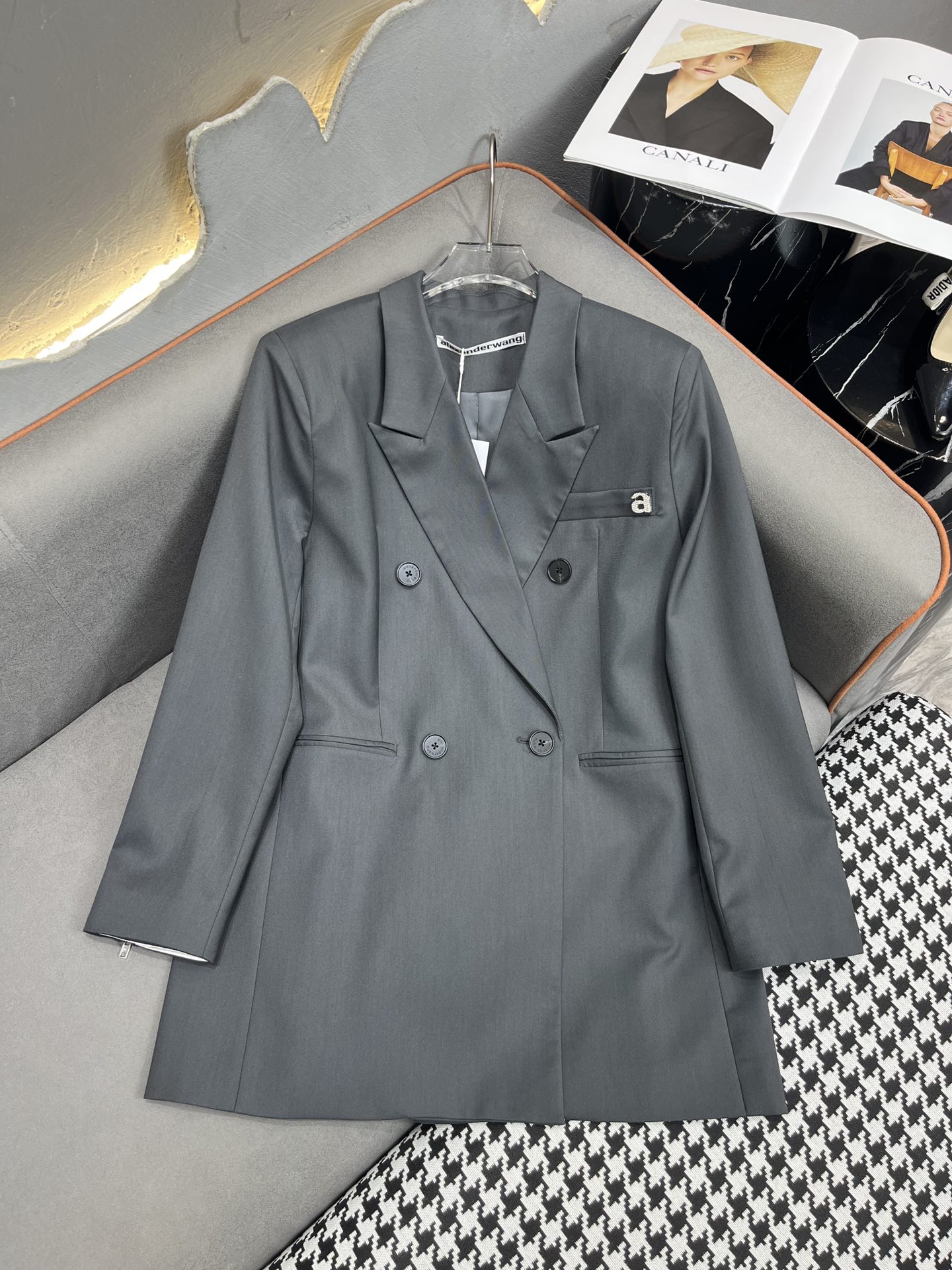 Lexaner Wang 24SS Single-Faced Female Suit: Fashionable, Lettered, Two-Colored SML Packaging - 图片 1