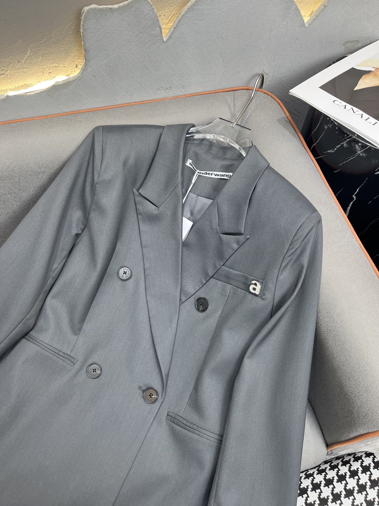 Lexaner Wang 24SS Single-Faced Female Suit: Fashionable, Lettered, Two-Colored SML Packaging - 图片 2