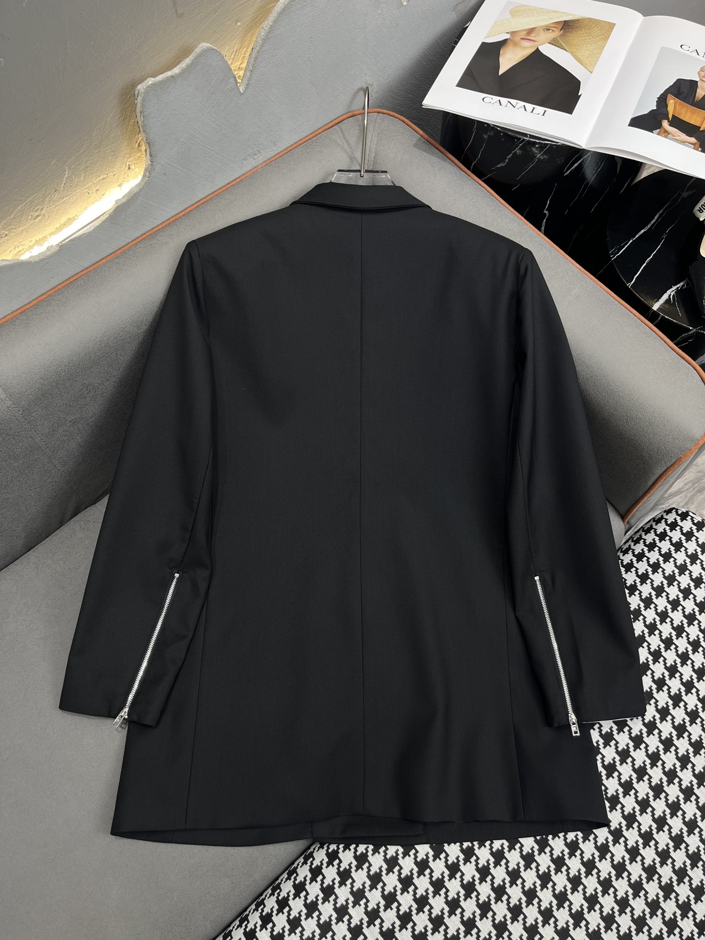 Lexaner Wang’s New Single-Faced Female Suit: Fashionable Lettered Design with Two Colors - 图片 6