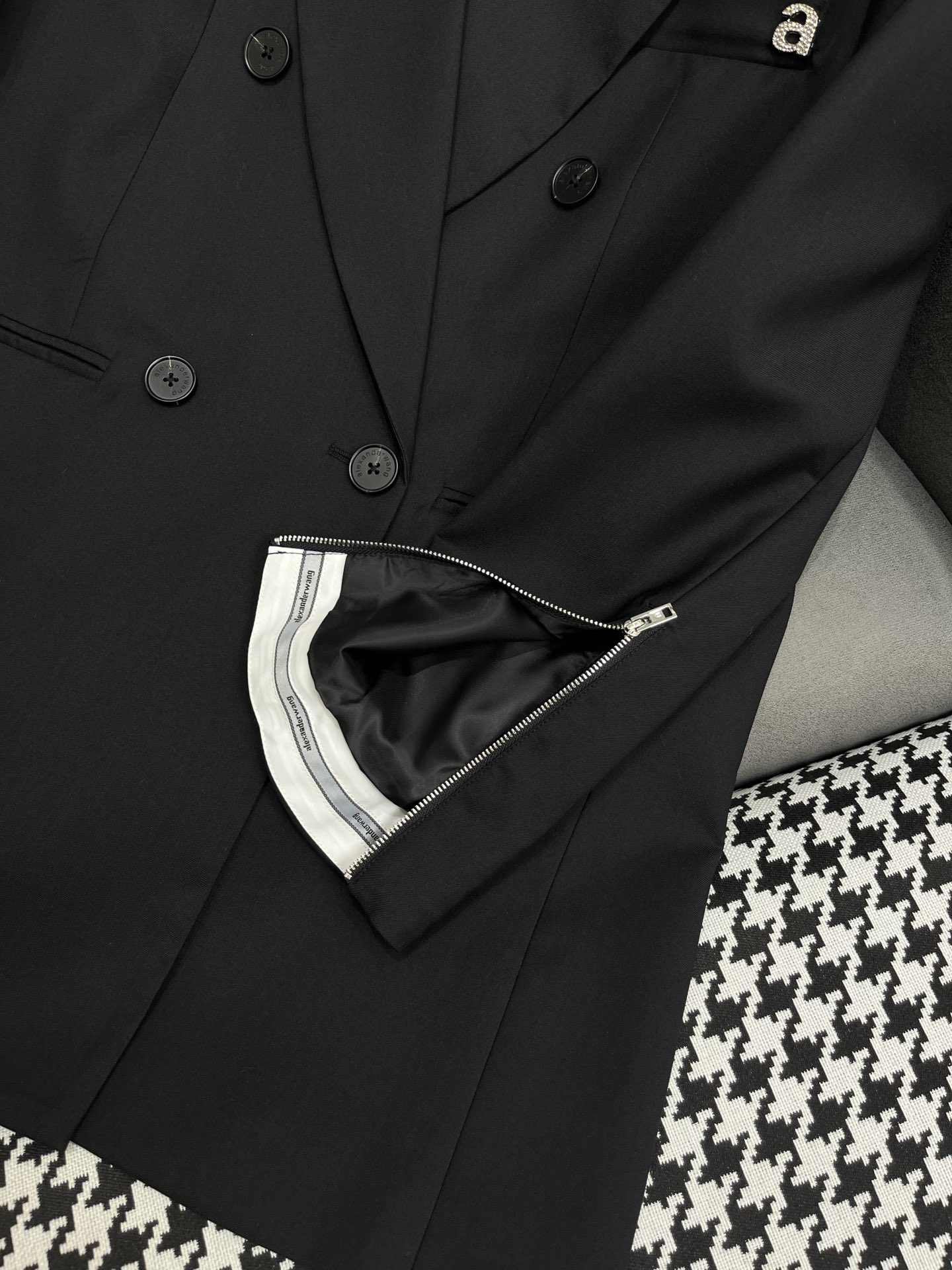 Lexaner Wang’s New Single-Faced Female Suit: Fashionable Lettered Design with Two Colors - 图片 5