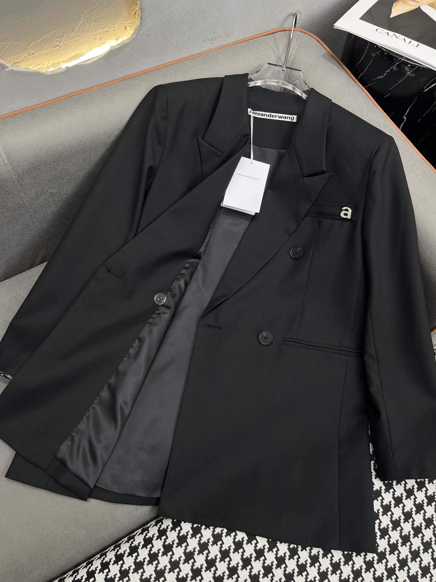 Lexaner Wang’s New Single-Faced Female Suit: Fashionable Lettered Design with Two Colors - 图片 4