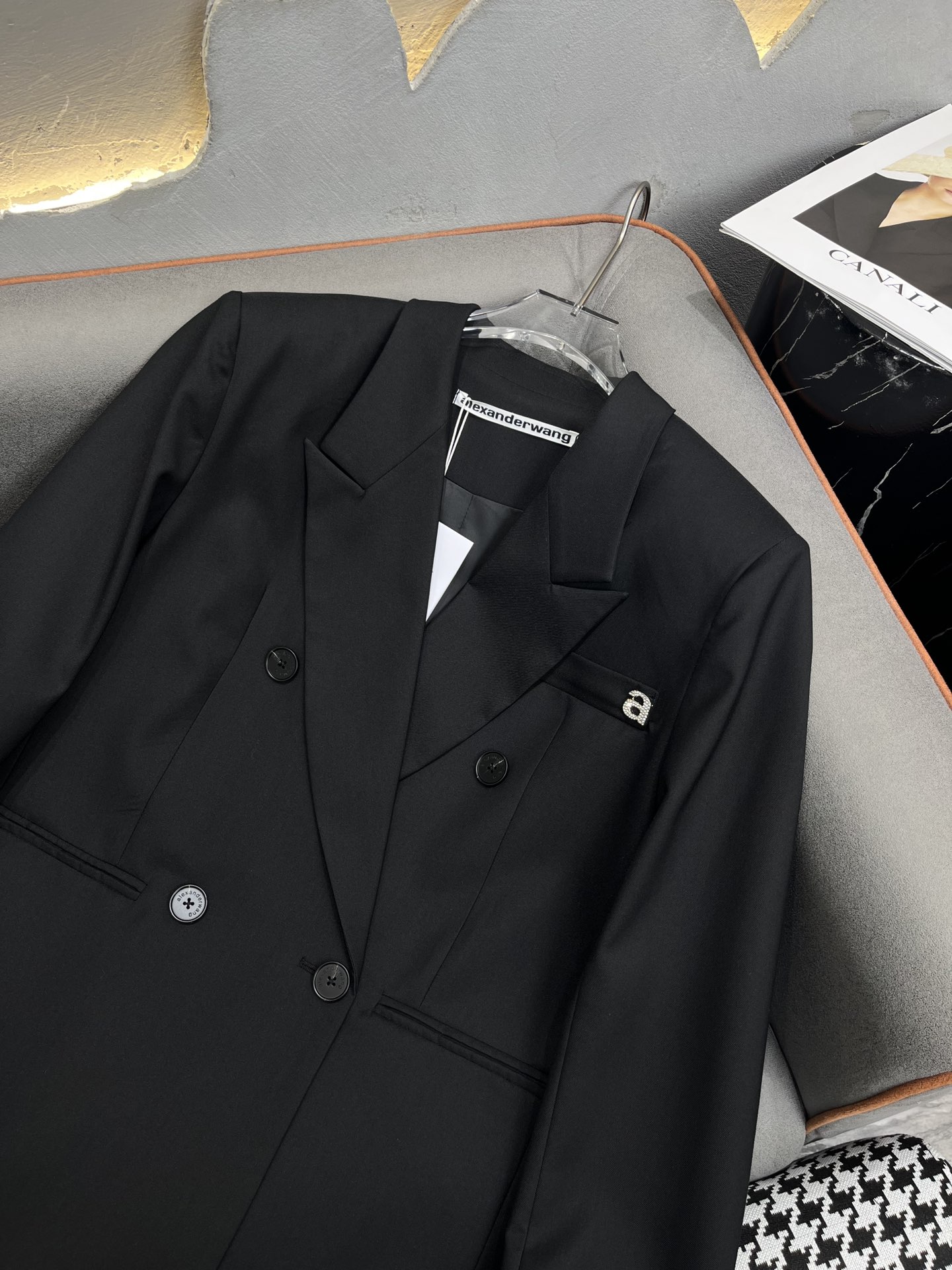 Lexaner Wang’s New Single-Faced Female Suit: Fashionable Lettered Design with Two Colors - 图片 2