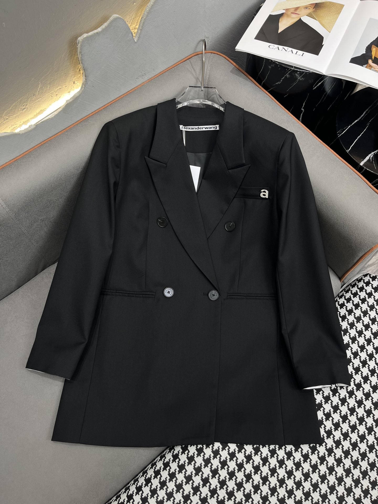 Lexaner Wang’s New Single-Faced Female Suit: Fashionable Lettered Design with Two Colors