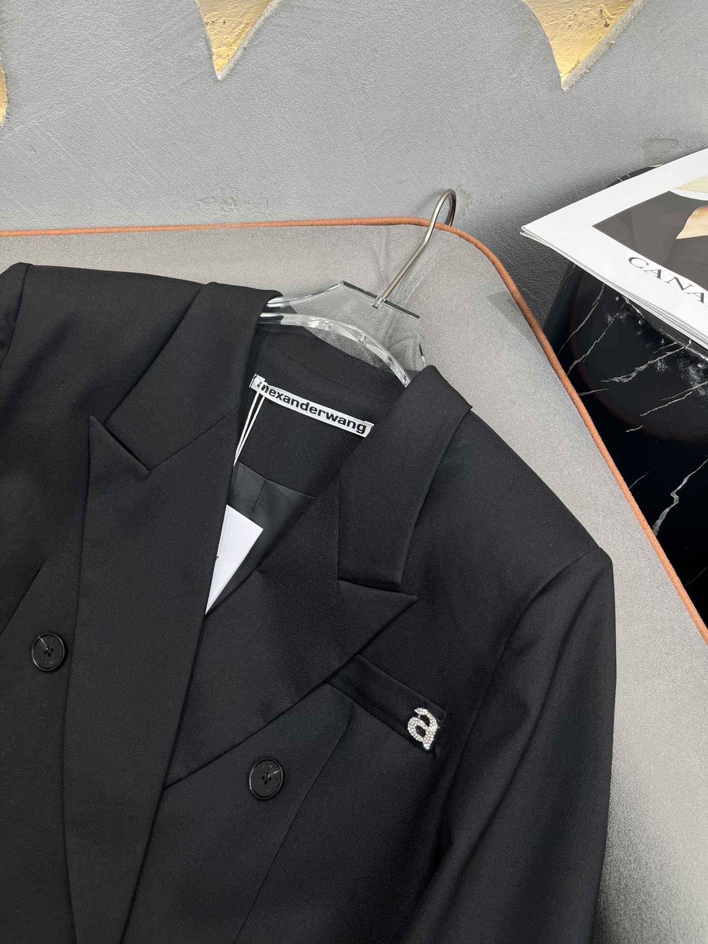 Lexaner Wang’s New Single-Faced Female Suit: Fashionable Lettered Design with Two Colors - 图片 3