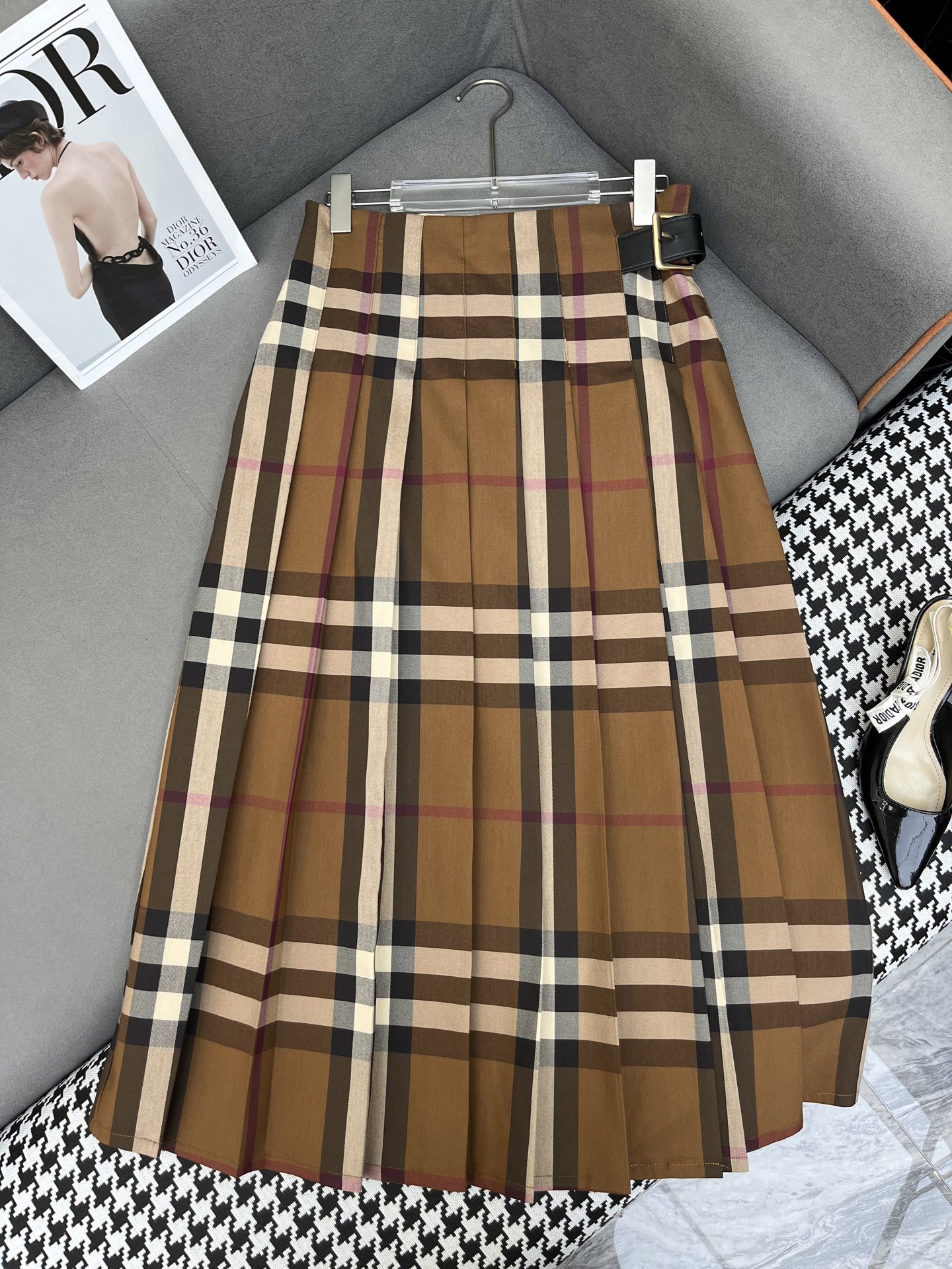 Stylish Burberry Semi-Skirt Suit with Plaque Belt: Simplified Design, Two-Color Scheme - 图片 7