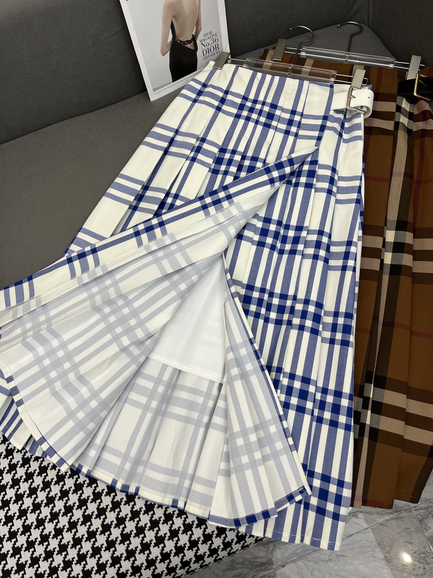 Stylish Burberry Semi-Skirt Suit with Plaque Belt: Simplified Design, Two-Color Scheme - 图片 4