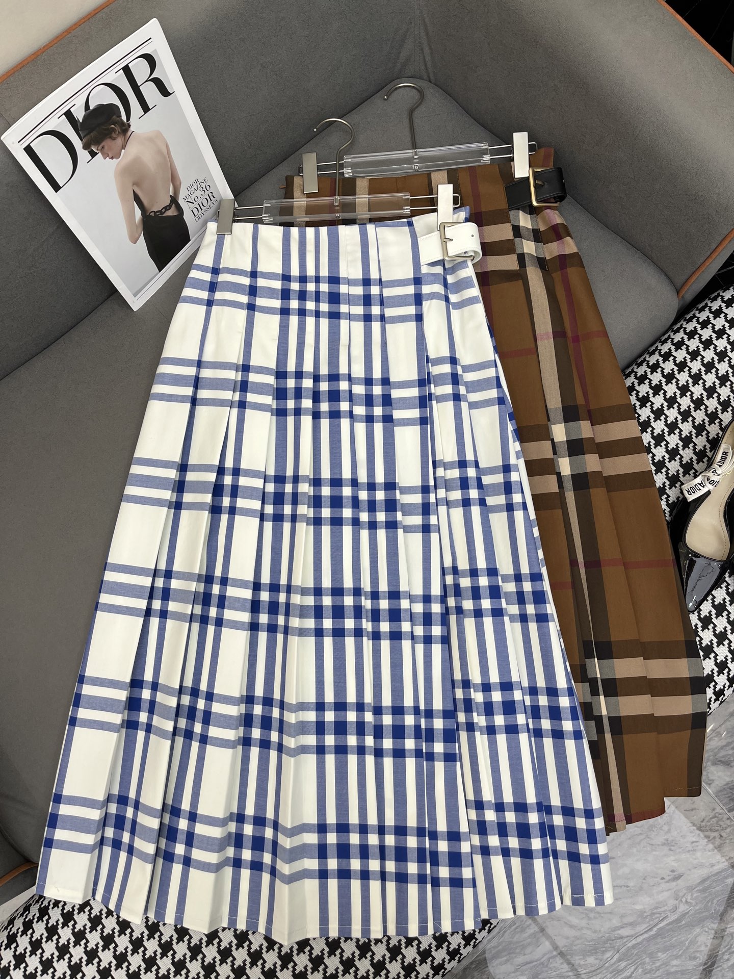 Stylish Burberry Semi-Skirt Suit with Plaque Belt: Simplified Design, Two-Color Scheme - 图片 1