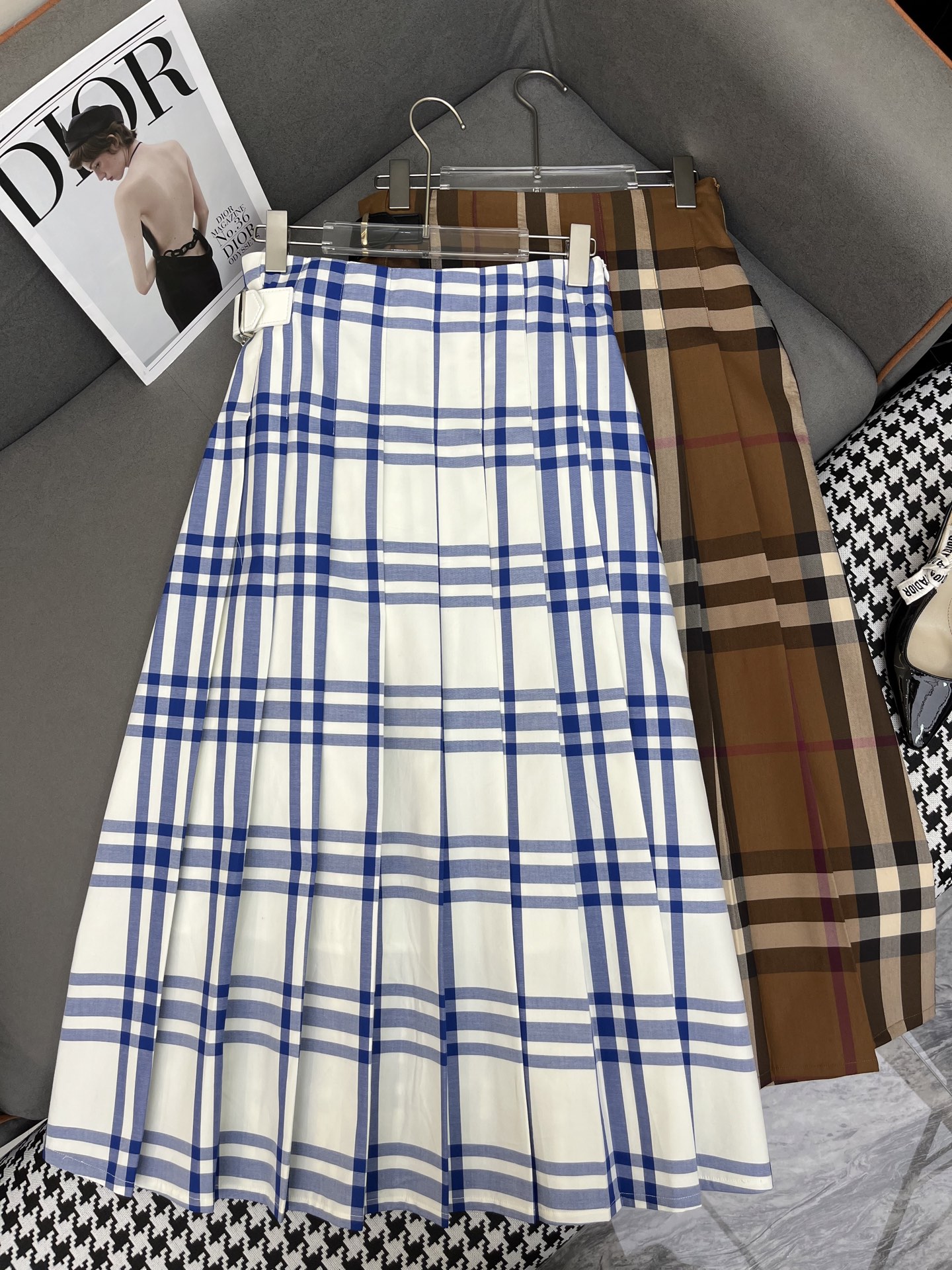 Stylish Burberry Semi-Skirt Suit with Plaque Belt: Simplified Design, Two-Color Scheme - 图片 6