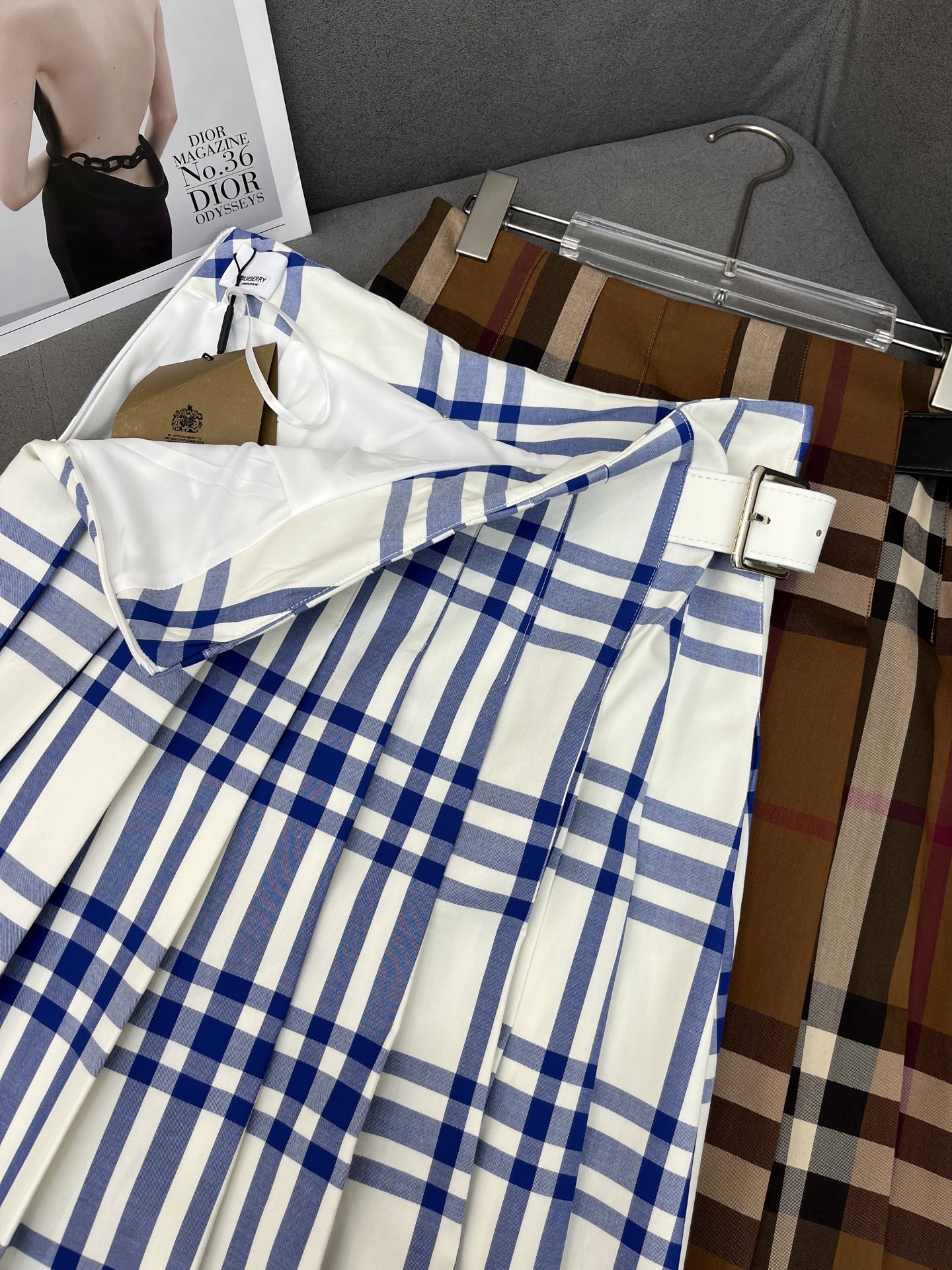 Stylish Burberry Semi-Skirt Suit with Plaque Belt: Simplified Design, Two-Color Scheme - 图片 3