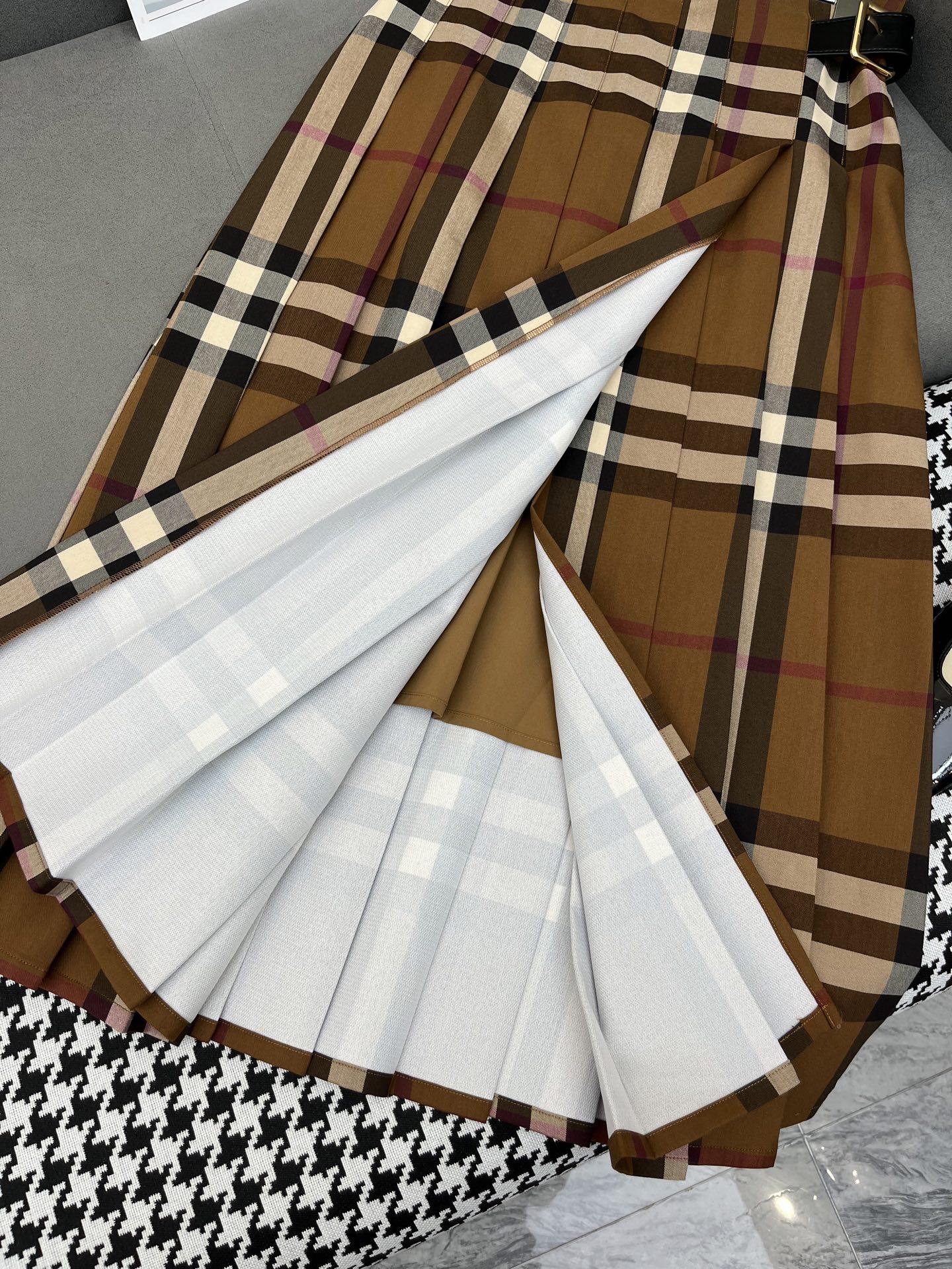 Stylish Burberry Semi-Skirt Suit with Plaque Belt: Simplified Design, Two-Color Scheme - 图片 5