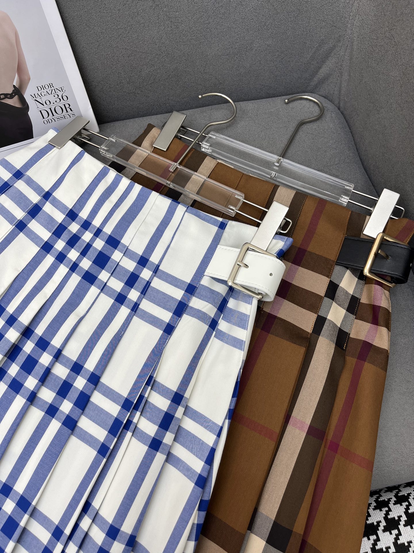 Stylish Burberry Semi-Skirt Suit with Plaque Belt: Simplified Design, Two-Color Scheme - 图片 2