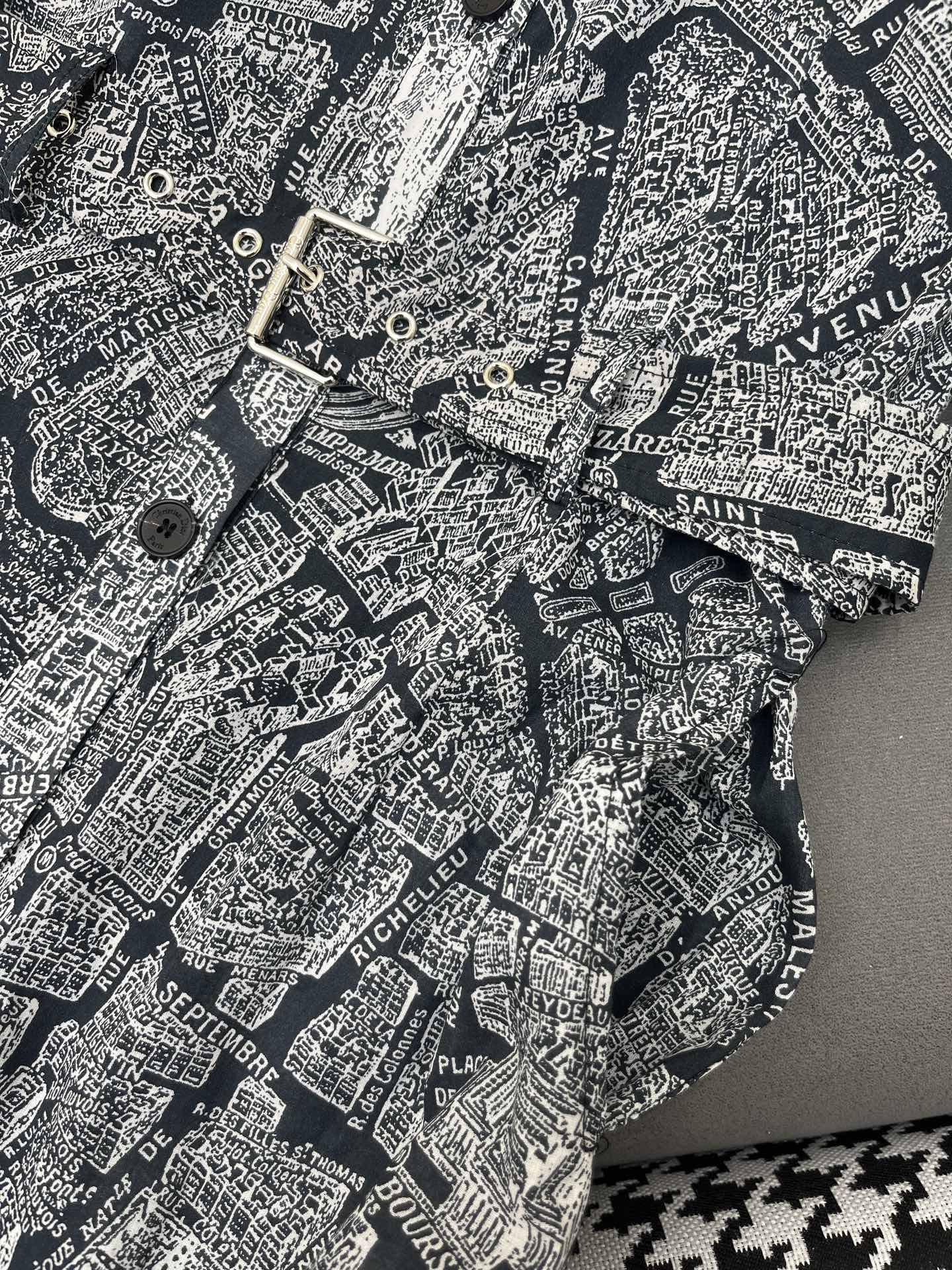 Stylish Single-Size Female Suit with Dio* Fly-Cuff Skirts and Paris Map Pattern. - 图片 3