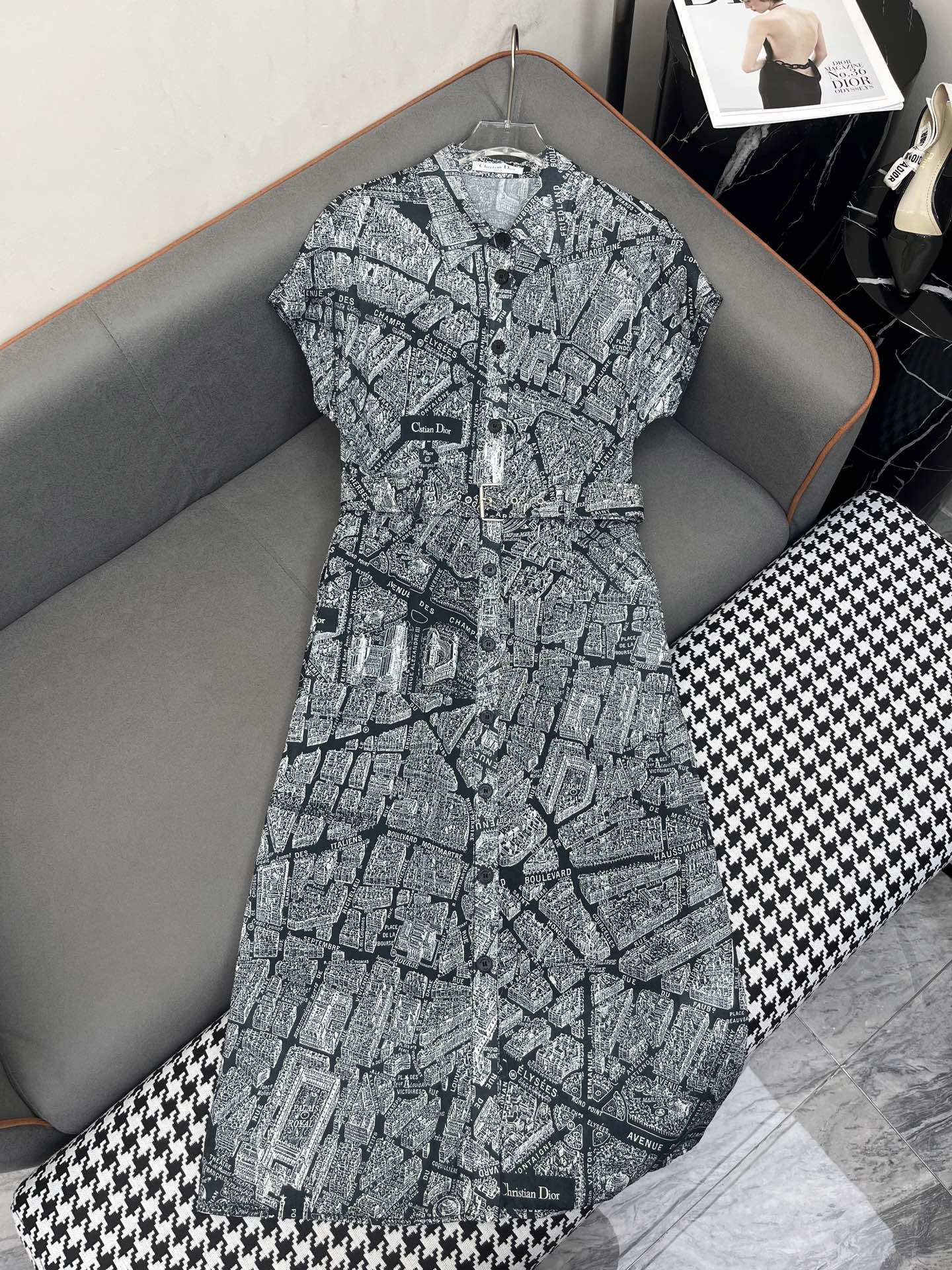 Stylish Single-Size Female Suit with Dio* Fly-Cuff Skirts and Paris Map Pattern. - 图片 1