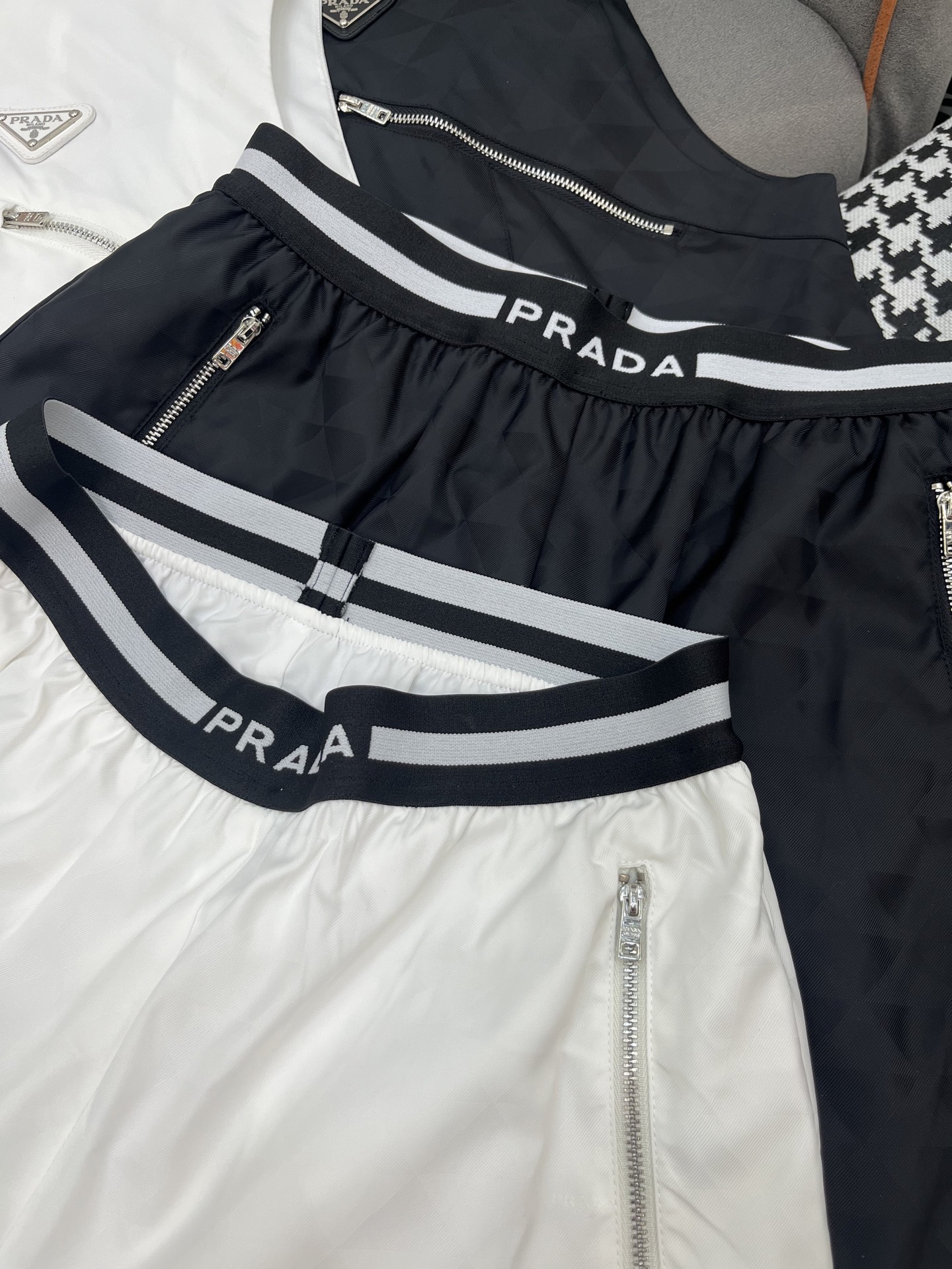 Women's Sleeveless Hoodie and Shorts Set with Triangle Pattern - S, M, L 6 i1749209962010 8863 0 4