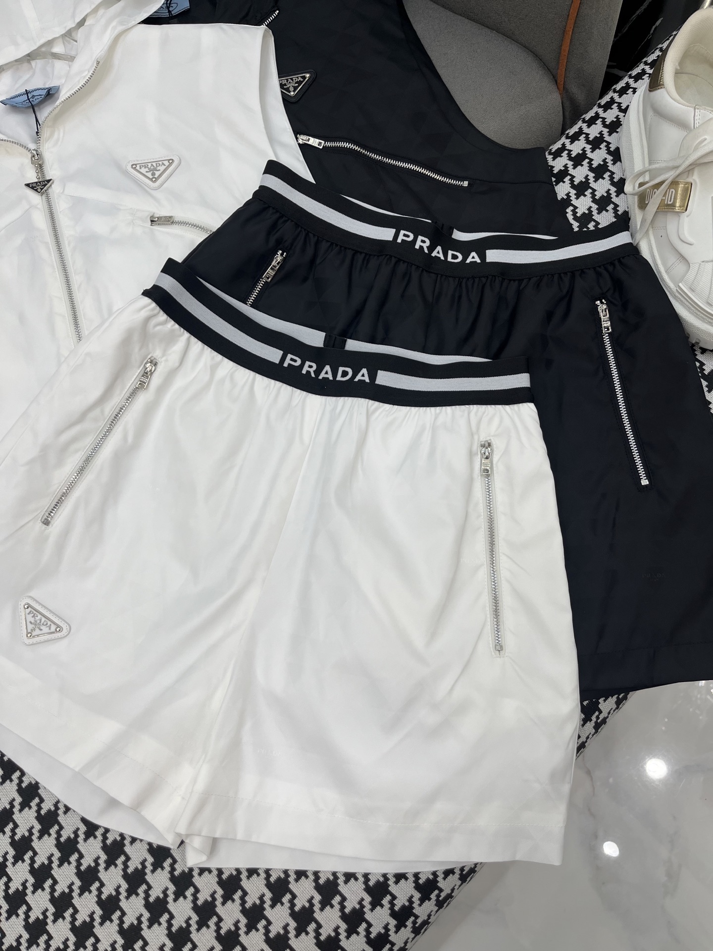 Women's Sleeveless Hoodie and Shorts Set with Triangle Pattern - S, M, L 5 i1749209962845 8099 0 3