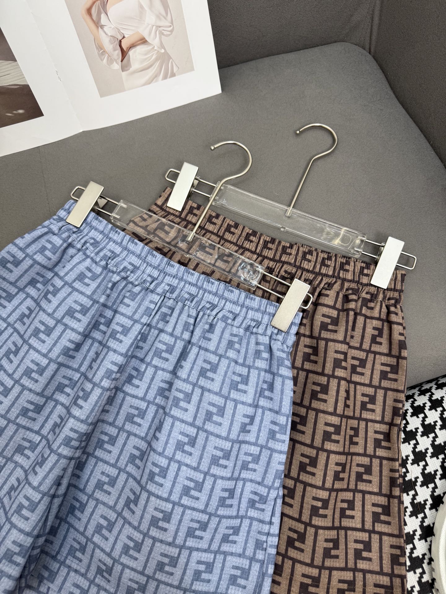 New Fend*/25SS Women’s Suit: Hardcore Style with Letter-Printed Fabric and Fashion Details - 图片 2