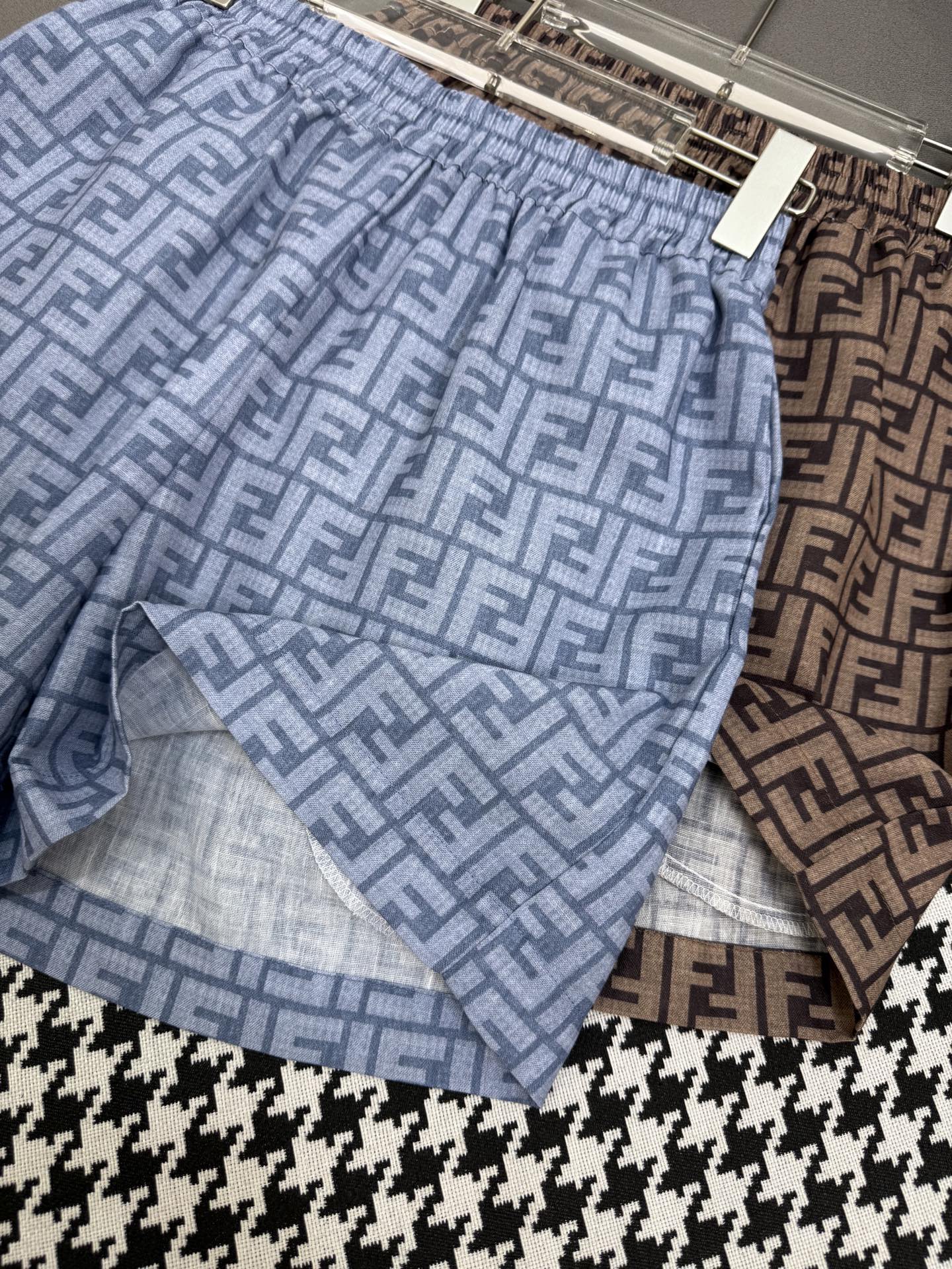 New Fend*/25SS Women’s Suit: Hardcore Style with Letter-Printed Fabric and Fashion Details - 图片 4