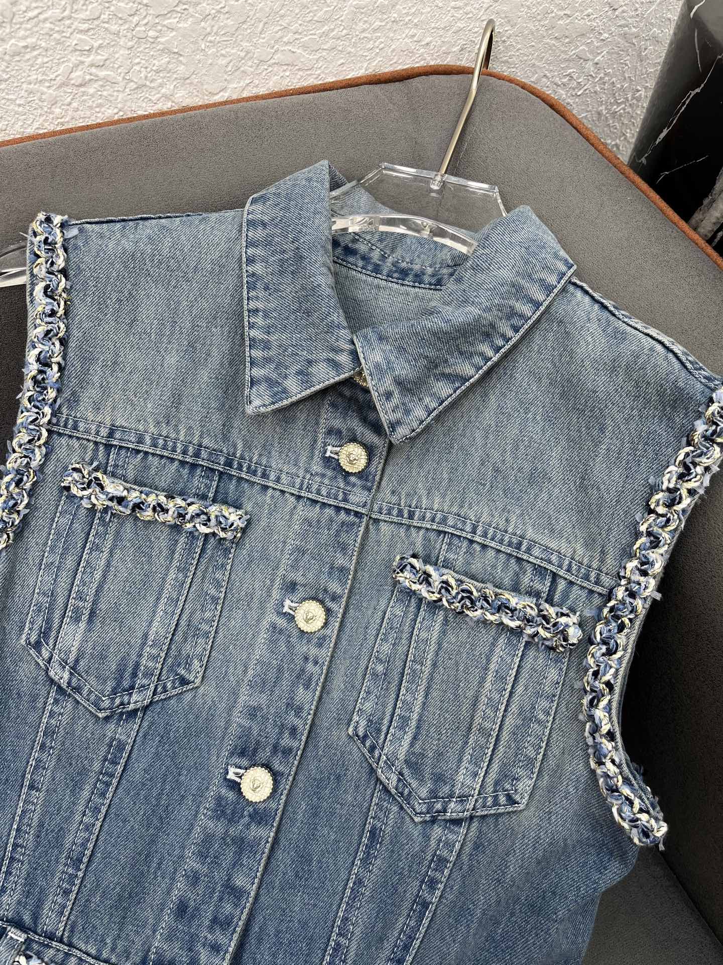 Versace Sleeveless Denim Dress with Lace Trim - Spring/Summer Collection 4 i1751359807888 3993 0 2