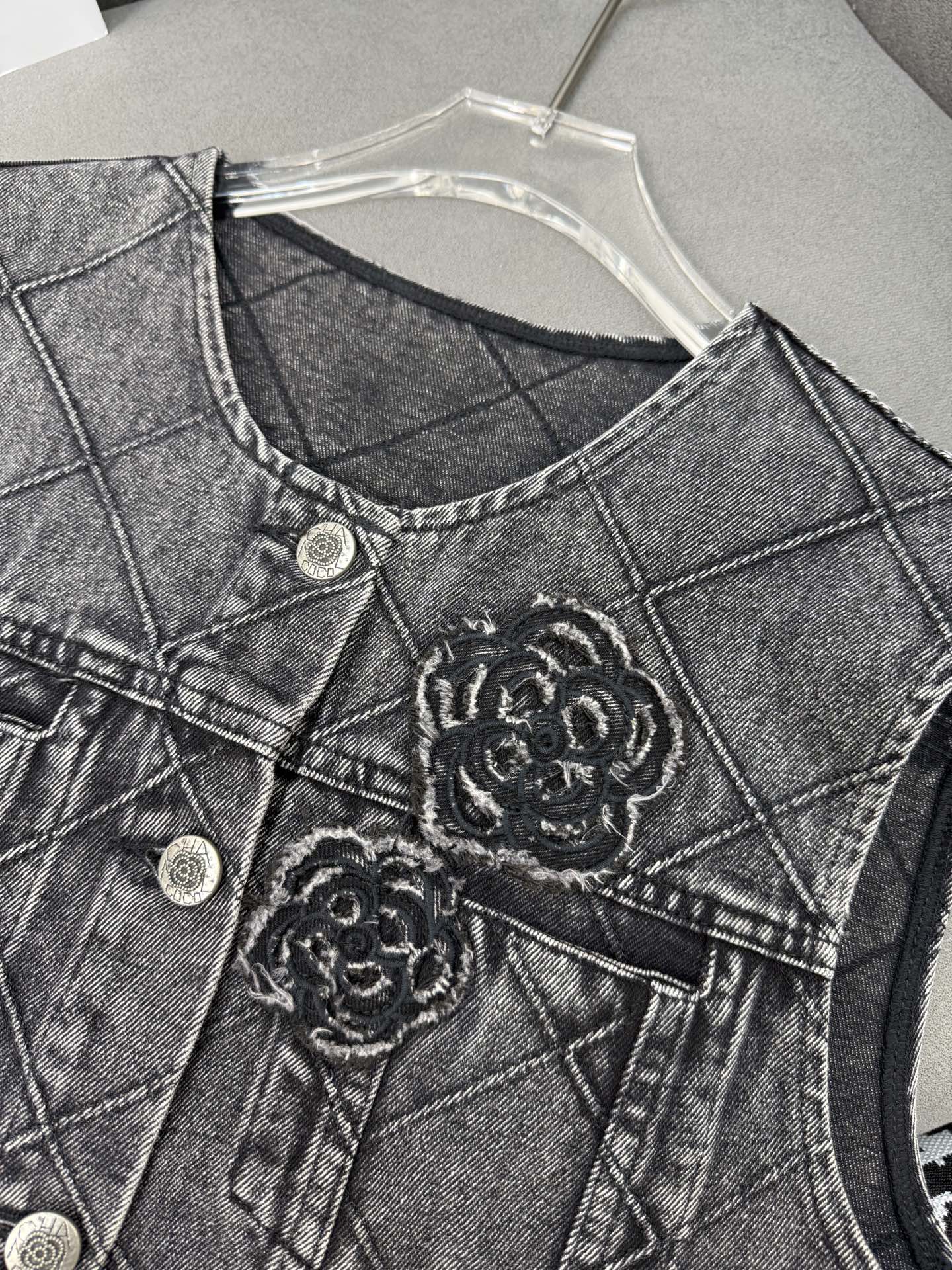 Chanel 25SS Denim Vest: Diamond Quilted, Floral Embroidery, Chic Outerwear 4 i1751372883305 9485 0 2