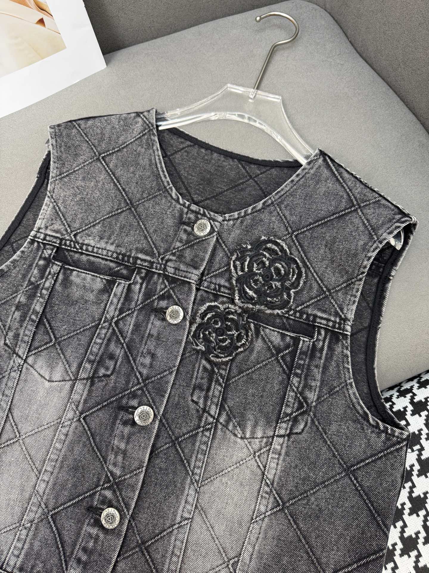 Chanel 25SS Denim Vest: Diamond Quilted, Floral Embroidery, Chic Outerwear 3 i1751372883355 9273 0 1