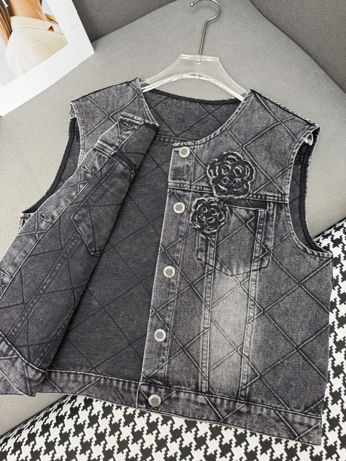 Chanel 25SS Denim Vest: Diamond Quilted, Floral Embroidery, Chic Outerwear 5 i1751372884492 5673 0 3