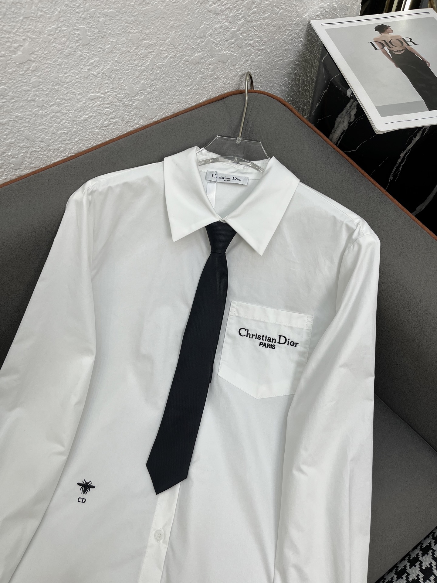 “P648 One-Size-Fits-All Female Suit with Prada 25SS Long-Sleeve Shirt and Classic Embroidery” - 图片 2