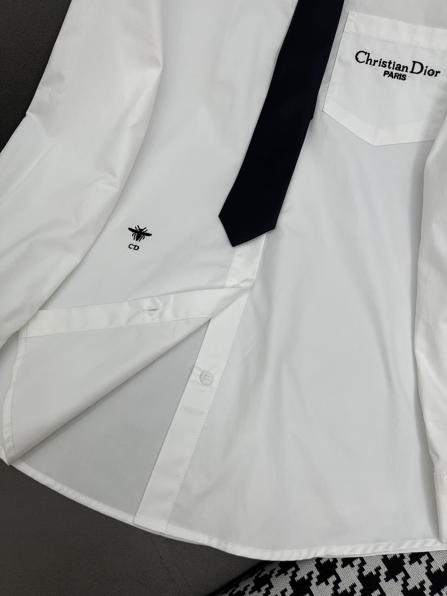 “P648 One-Size-Fits-All Female Suit with Prada 25SS Long-Sleeve Shirt and Classic Embroidery” - 图片 5