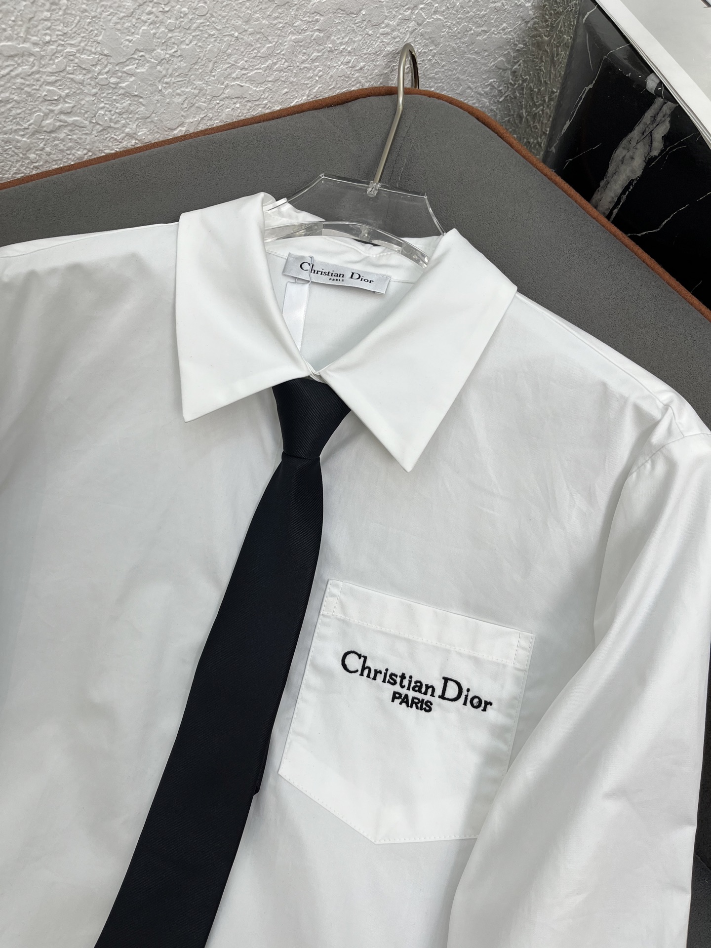 “P648 One-Size-Fits-All Female Suit with Prada 25SS Long-Sleeve Shirt and Classic Embroidery” - 图片 3