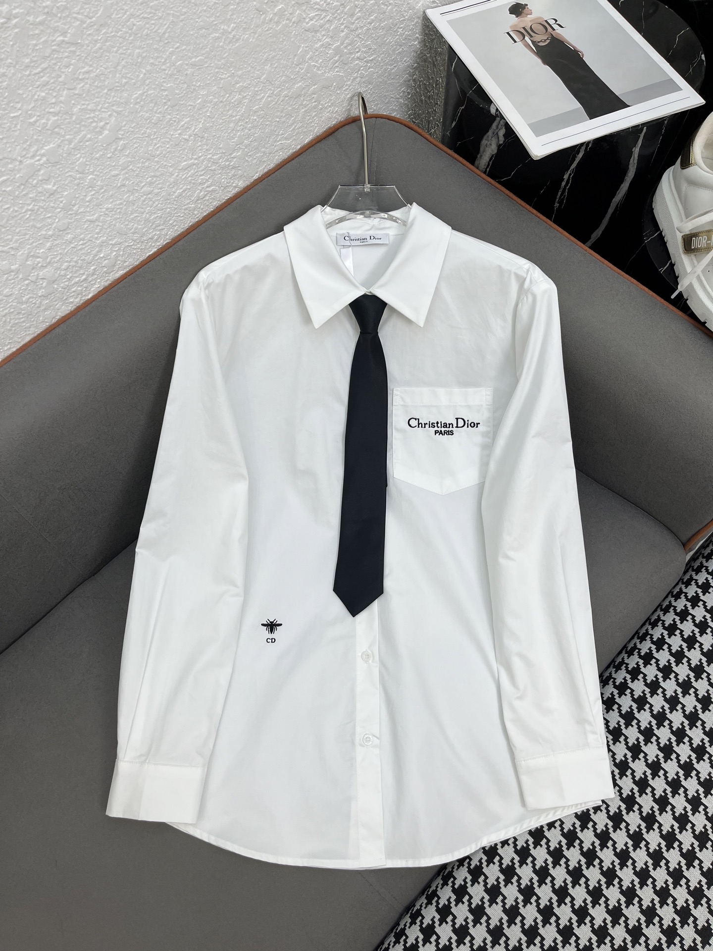 “P648 One-Size-Fits-All Female Suit with Prada 25SS Long-Sleeve Shirt and Classic Embroidery” - 图片 1