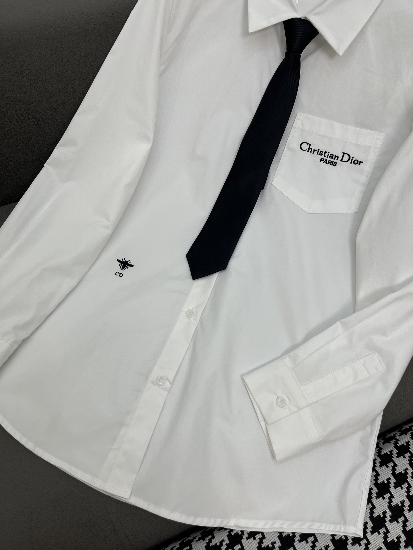 “P648 One-Size-Fits-All Female Suit with Prada 25SS Long-Sleeve Shirt and Classic Embroidery” - 图片 4