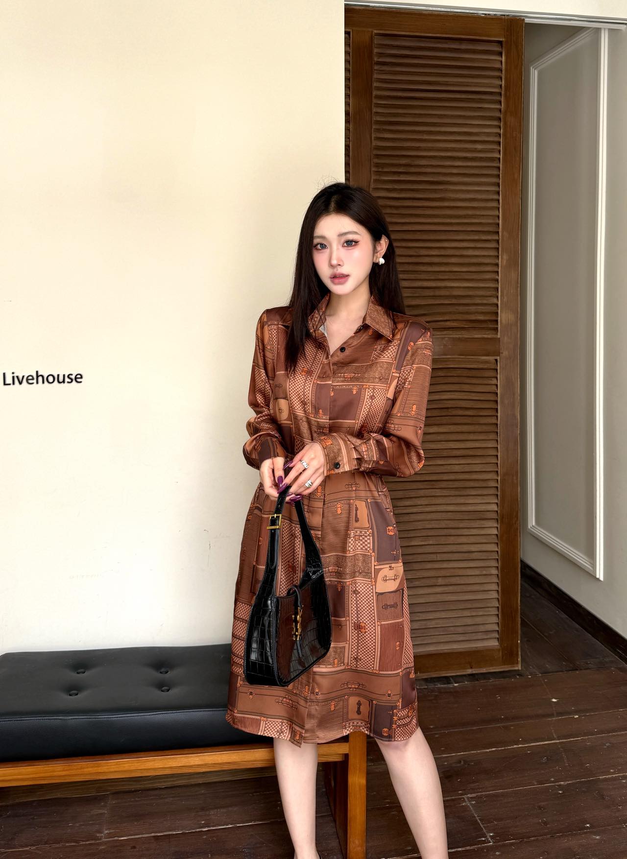 NO:687358,Style number G25123054 LOUIS*Lvjia LV early spring 2026 new style, high-end boutique customized imported twill silk fabric, mulberry silk texture and luster!  Loose and fashionable letter logo button color block pattern print with belt to tighten the waist and make you slim, single-breasted open placket lapel long-sleeved shirt dress!  36-38-40-42 (size 36 shoulder width 40, bust 94, sleeve length 59, skirt length 99) hair,,louis vuitton,louis vuitton,louis vuitton,louis vuitton,skirts,real silk,19860909款号G25123054 LOUIS*驴家LV早春2026年新款 高端精品定制进口斜纹真丝面料、桑蚕丝质感光泽高级！字母logo纽扣拼色图案印花宽松时尚搭配腰带收腰显瘦单排扣开襟翻领长袖衬衣裙连衣裙！36-38-40-42（36码肩宽40,胸围94,袖长59,裙长99）发,,louis vuitton,louis vuitton,louis vuitton,louis vuitton,skirts,real silk,,Women's clothing