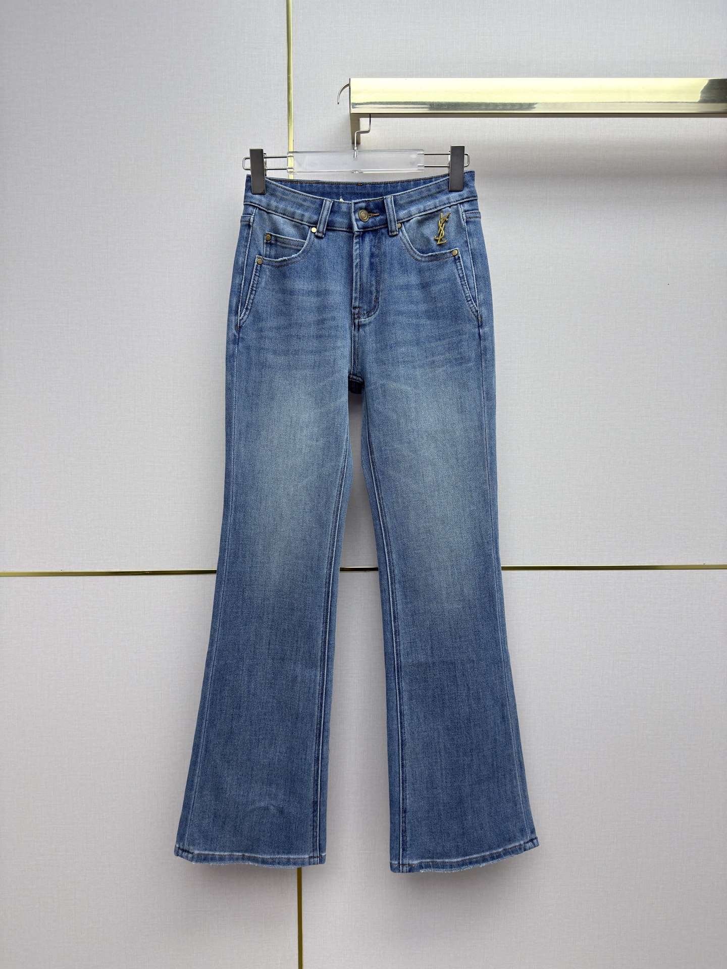 NO:723495,Saint Lauren*t/26SS new all-match bootcut jeans / bootcut trousers / YSL embroidery decoration on the back pocket / showing slender legs and full of femininity / four-way stretch denim fabric / gradient denim blue, black and gray washing process / two colors and five codes (26/27/28/29/30) B808, Saint Laurent-Clothing, saint laurent, saint laurent, saint laurent, jeans,19860909Saint Lauren*t/26SS新款百搭微喇牛仔裤 /微喇裤型剪裁 /后口袋YSL绣花装饰/显腿细长女人味十足/四面弹牛仔面料/渐变牛仔蓝黑灰洗水工艺/两色五码（26/27/28/29/30）B808,圣罗兰-服装,saint laurent,saint laurent,saint laurent,jeans,,Women's clothing