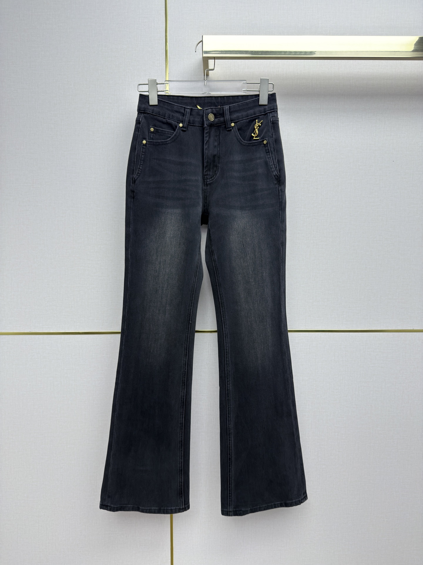 NO:723502,Saint Lauren*t/26SS new all-match bootcut jeans / bootcut trousers / YSL embroidery decoration on the back pocket / showing slender legs and full of femininity / four-way stretch denim fabric / gradient denim blue, black and gray washing process / two colors and five codes (26/27/28/29/30) B808, Saint Laurent-Clothing, saint laurent, saint laurent, saint laurent, jeans,19860909Saint Lauren*t/26SS新款百搭微喇牛仔裤 /微喇裤型剪裁 /后口袋YSL绣花装饰/显腿细长女人味十足/四面弹牛仔面料/渐变牛仔蓝黑灰洗水工艺/两色五码（26/27/28/29/30）B808,圣罗兰-服装,saint laurent,saint laurent,saint laurent,jeans,,Women's clothing