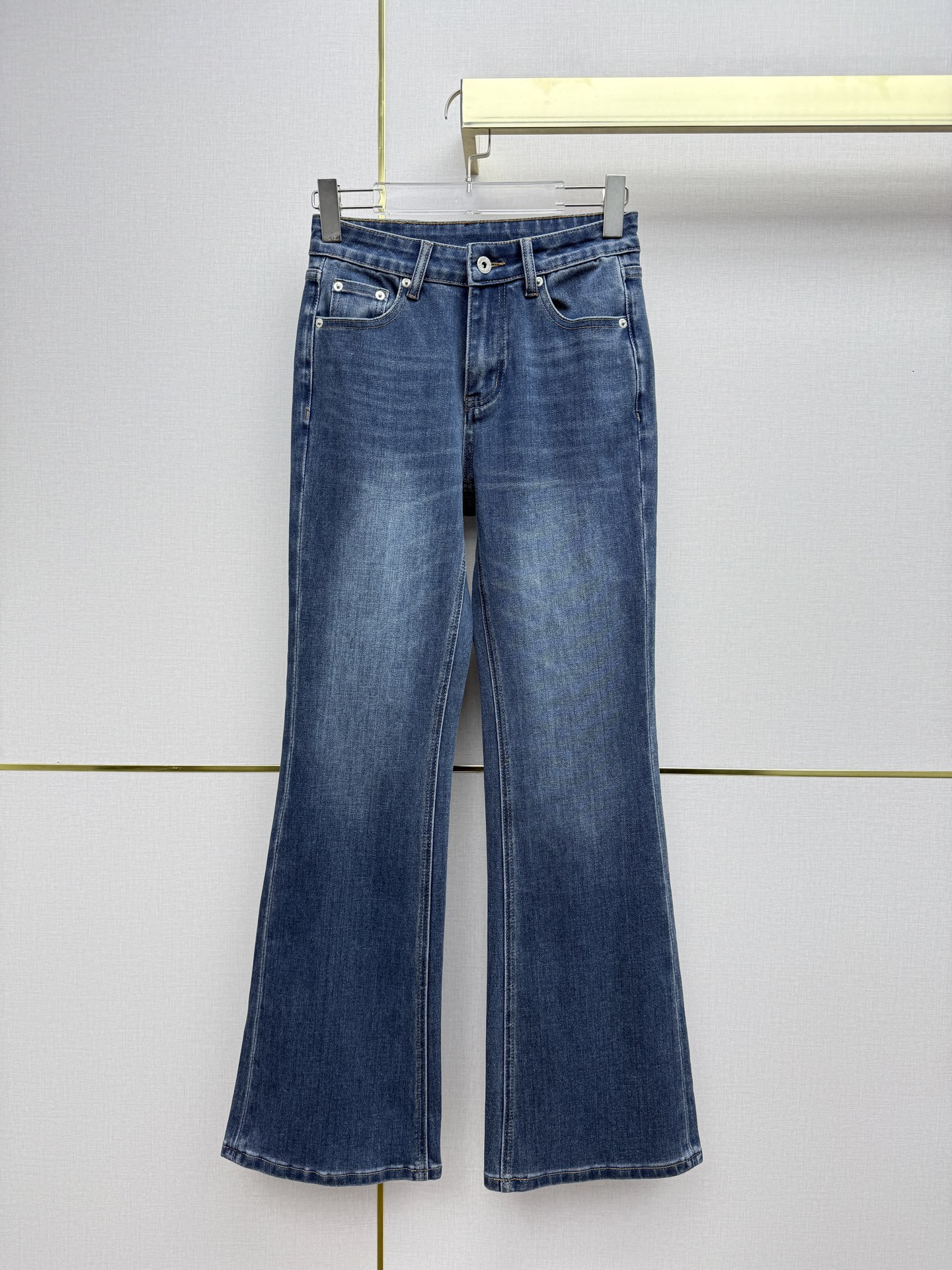 NO:723539,MiuMi*/26SS new all-match bootcut jeans / bootcut trousers / back pocket letter patch embroidery decoration / slim legs / four-way elastic denim fabric / gradient denim blue pure black wash process / two colors and five codes (26/27/28/29/30) B808, Miu Miu-clothing, miumiu, jeans,19860909MiuMi*/26SS新款百搭微喇牛仔裤 /微喇裤型剪裁 /后口袋字母贴皮绣花装饰/显腿细长/四面弹牛仔面料/渐变牛仔蓝纯黑洗水工艺/两色五码（26/27/28/29/30）B808,缪缪-服装,miumiu,jeans,,Women's clothing