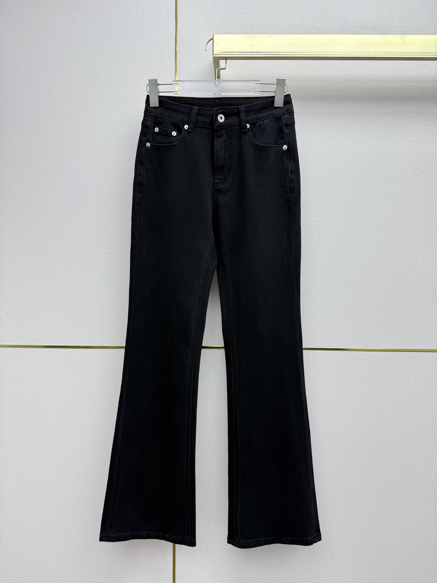 NO:723549,MiuMi*/26SS new all-match bootcut jeans / bootcut trousers / back pocket letter patch embroidery decoration / slim legs / four-way elastic denim fabric / gradient denim blue pure black wash process / two colors and five codes (26/27/28/29/30) B808, Miu Miu-clothing, miumiu, jeans,19860909MiuMi*/26SS新款百搭微喇牛仔裤 /微喇裤型剪裁 /后口袋字母贴皮绣花装饰/显腿细长/四面弹牛仔面料/渐变牛仔蓝纯黑洗水工艺/两色五码（26/27/28/29/30）B808,缪缪-服装,miumiu,jeans,,Women's clothing