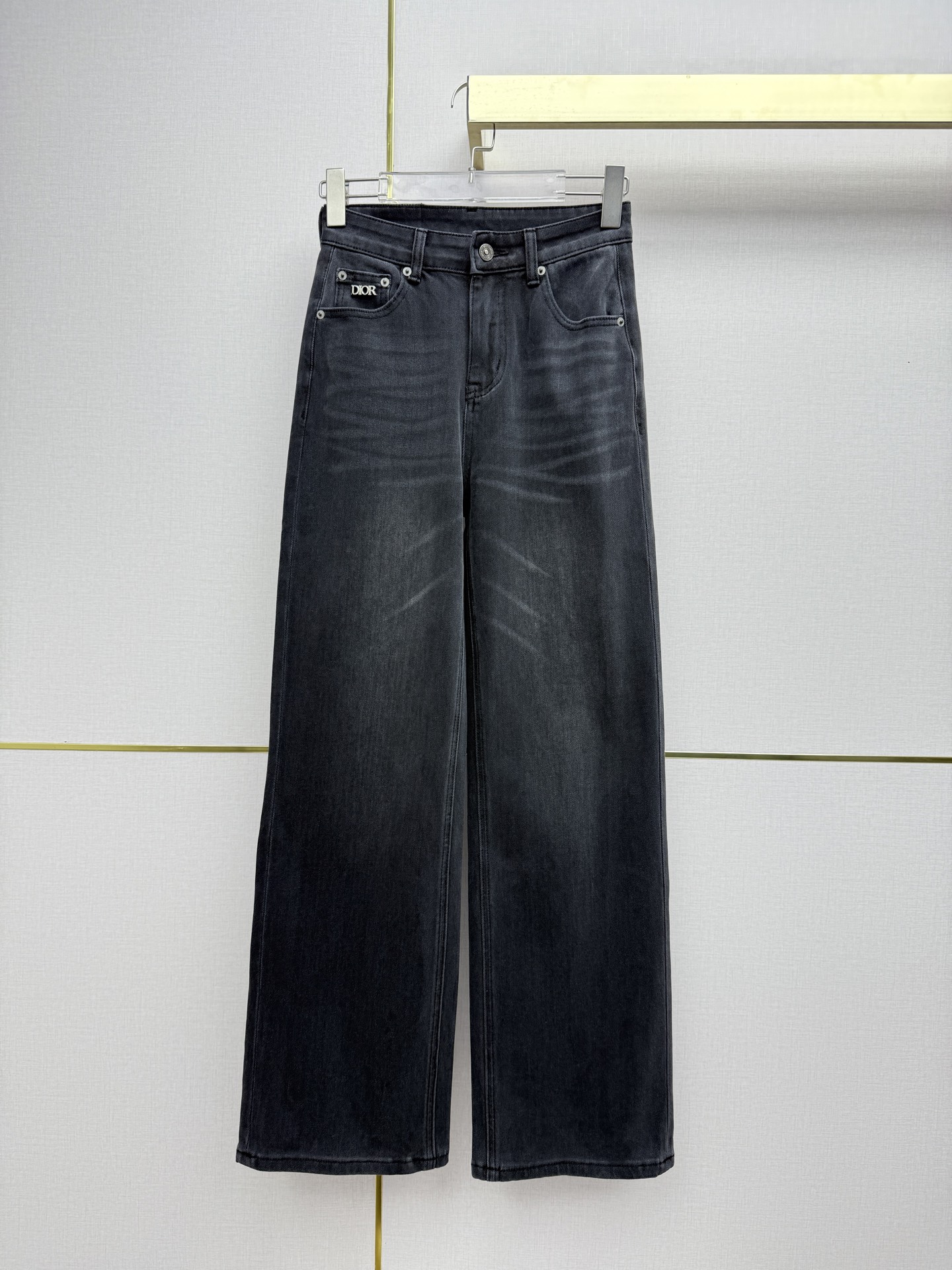 NO:723602,Dio*/26SS new style denim straight pants/pattern embossed decorative metal small badge embellishment/gradient color washing process/four-way elastic denim fabric/versatile item/blue black gray/two colors and five codes 26-30/B808, Dior-clothing, dior, dior,19860909Dio*/26SS新款牛仔直筒裤/图案压花装饰金属小徽章点缀/渐变色洗水工艺/四面弹牛仔面料/百搭单品/蓝色黑灰色/两色五码26-30/B808,迪奥-服装,dior,dior,,Women's clothing