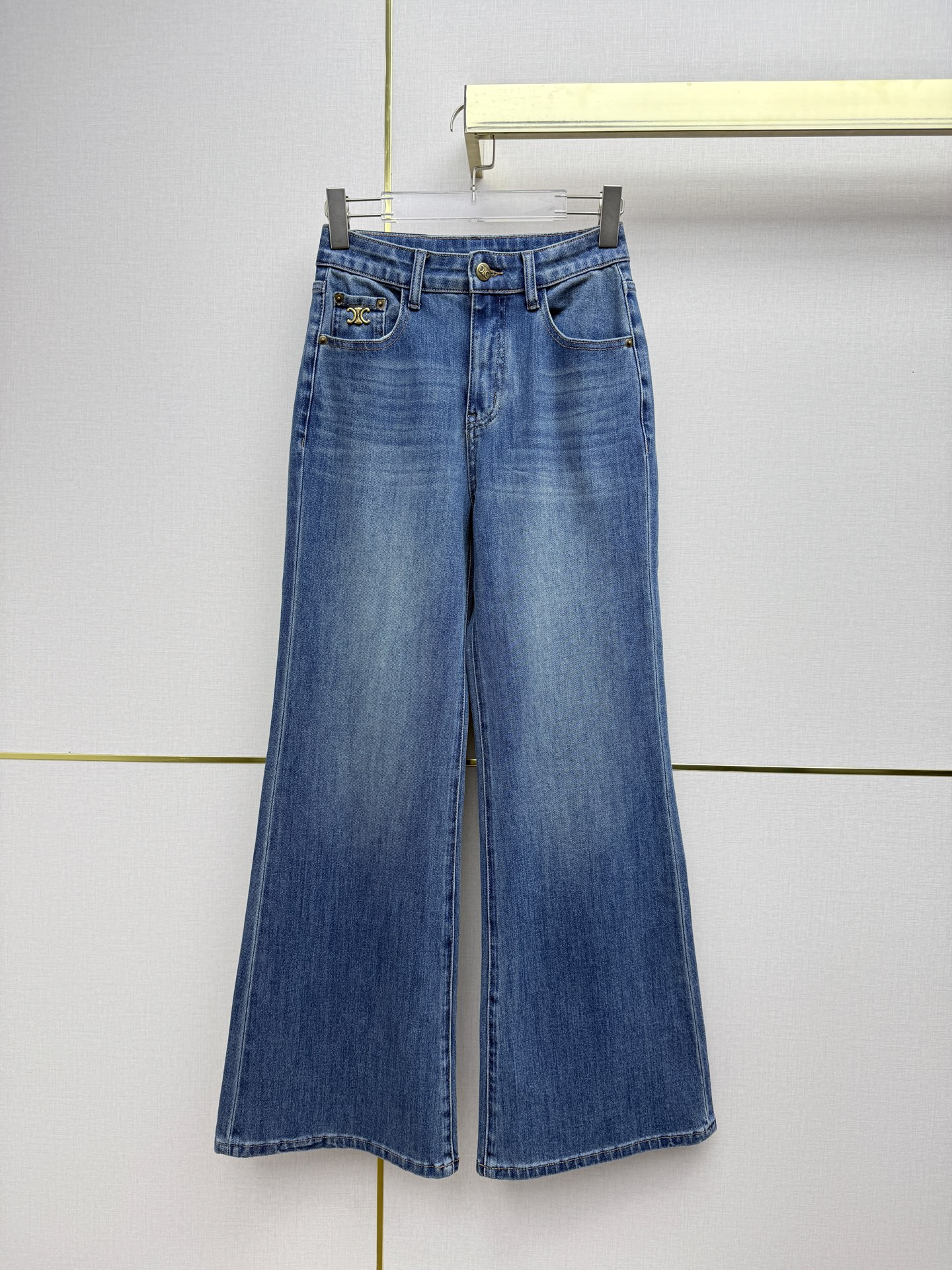 NO:723625,CELIN*/26SS new tube eight jeans/leg quality cheater/high waist tailoring + micro-flared trousers/get the proportion just right/simple white T+white shoes, with a sense of relaxation and sophistication. Gradient wash color Pulan/two colors and five codes 26-30/B808, Celine-clothing, celine, celine, jeans,19860909CELIN*/26SS新款筒八牛仔裤/腿精作弊器/高腰剪裁+微喇裤型/把比例拿捏得刚刚好/简单白T+小白鞋,松弛感和精致感都有了 渐变洗水颜色普兰/两色五码26-30/B808,赛琳-服装,celine,celine,jeans,,Women's clothing