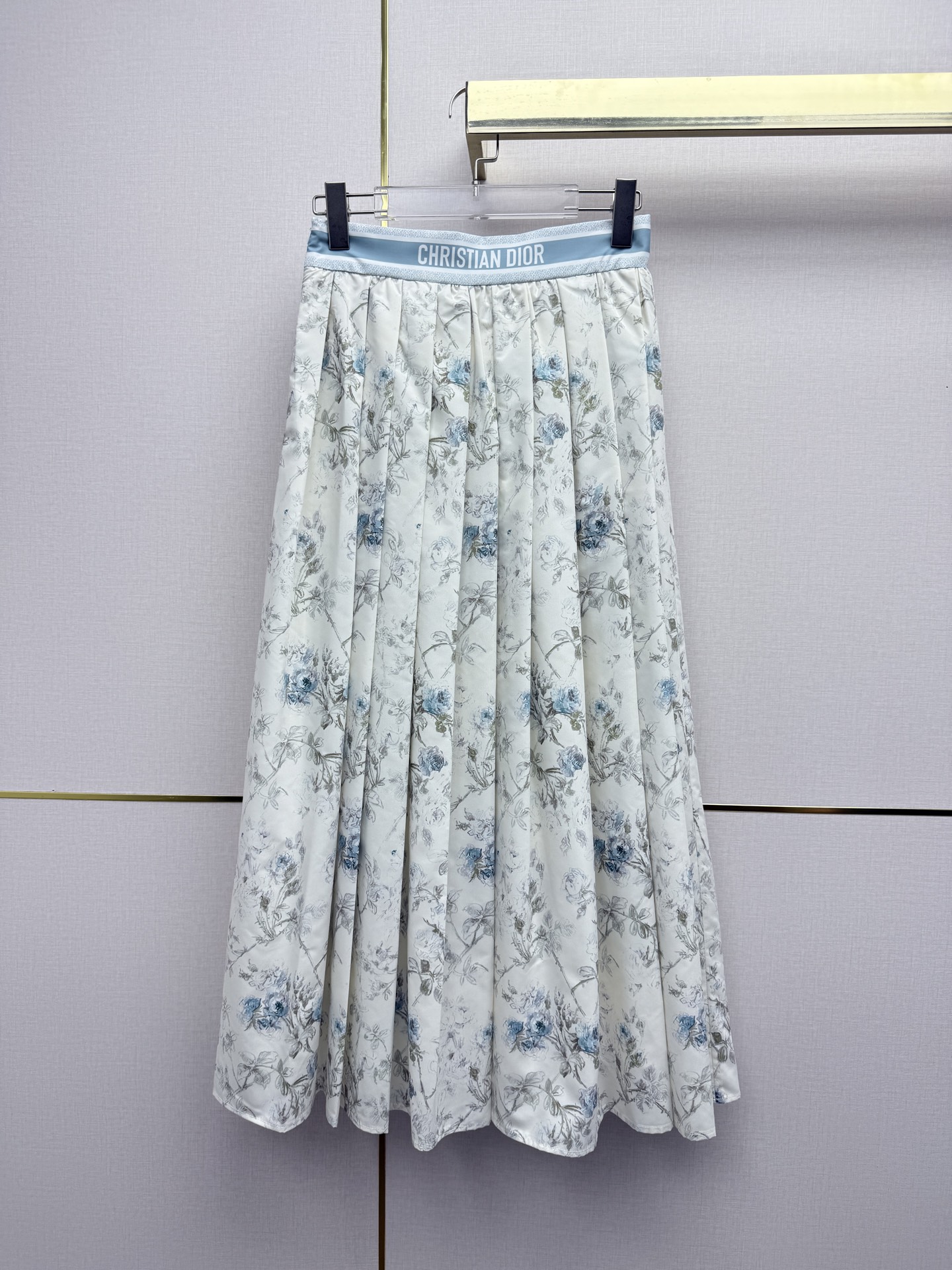 NO:723588,Dio*/26SS new style pleated skirt/pattern printed fabric/letter waistline/precisely raise the waistline to create a '37-point' body proportion/large pleated skirt design, flexible and elegant when walking, tolerant of various leg types/two colors and three sizes SMLB808, Dior-clothing, dior, dior, skirts,19860909Dio*/26SS新款收褶半身裙/图案印花面料/字母腰头/精准拉高腰线,打造“三七分”身材比例/大裙摆百褶设计,行走间灵动飘逸,包容各种腿型/两色三码SMLB808,迪奥-服装,dior,dior,skirts,,Women's clothing
