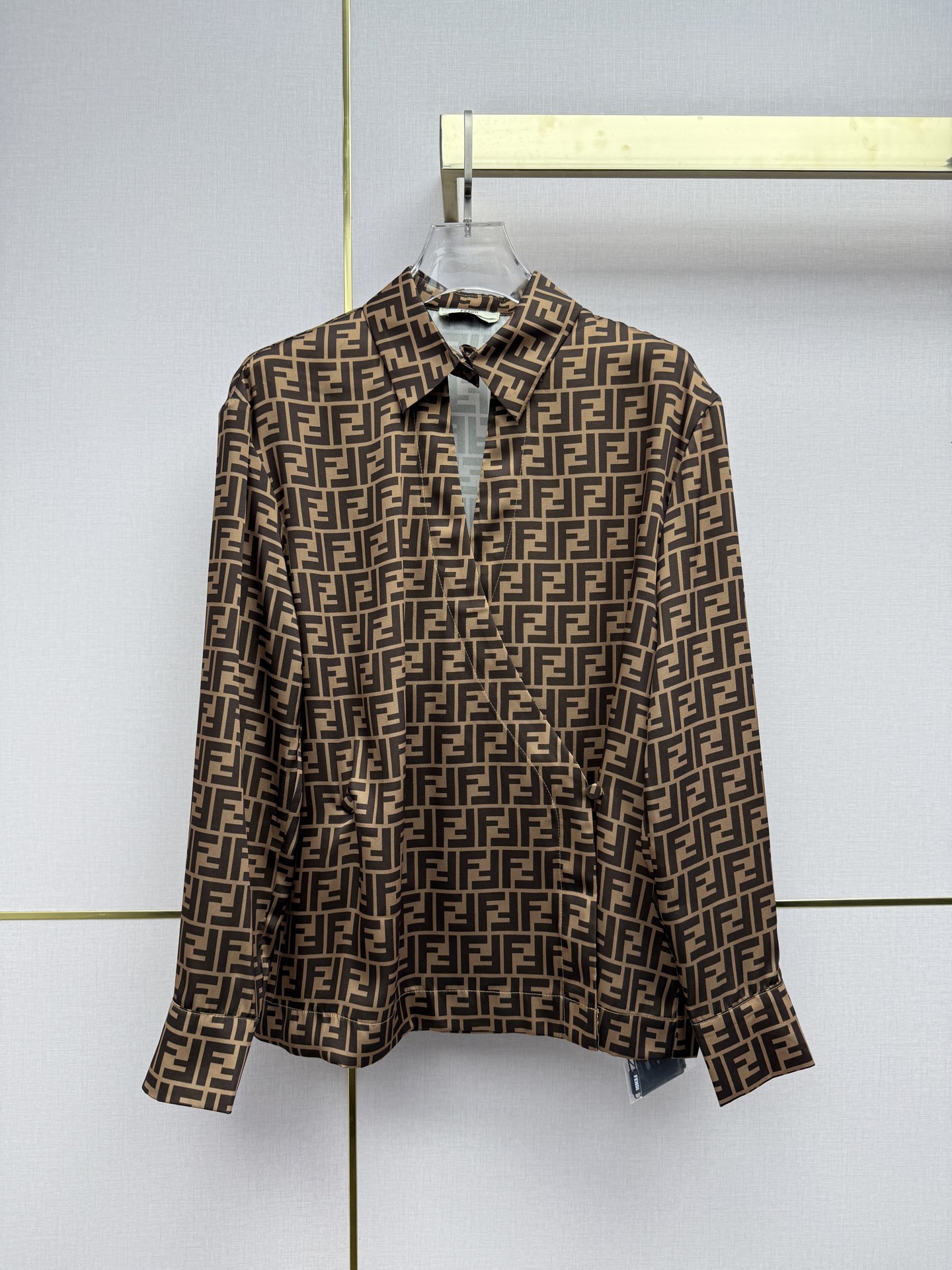 NO:723703,Fend*/26SS new long-sleeved shirt/double F printed fabric/natural drape/two colors and three codes SMLB808, Fendi-clothing, fendi, fendi, shirts,19860909Fend*/26SS新款长袖衬衫/双F印花面料/垂坠自然/两色三码SMLB808,芬迪-服装,fendi,fendi,shirts,,Women's clothing