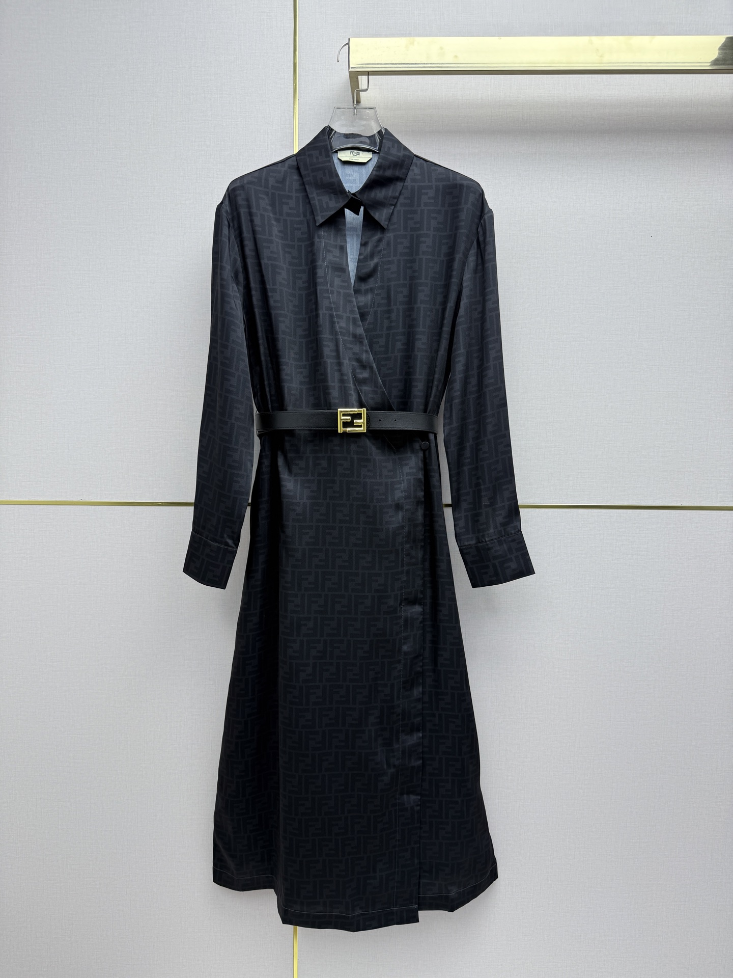 NO:723713,Fend*/26SS new lapel shirt dress, waisted version outlines the waistline, the skirt is naturally draped, modifying the figure without being picky, matching belt/two colors and three sizes SML, Fendi-clothing, fendi, fendi, loro piana, skirts, shirts,19860909Fend*/26SS新款翻领衬衫式连衣裙收腰版型勾勒腰线,裙摆垂坠自然,修饰身形不挑身材,搭配腰带/两色三码SML,芬迪-服装,fendi,fendi,loro piana,skirts,shirts,,Women's clothing