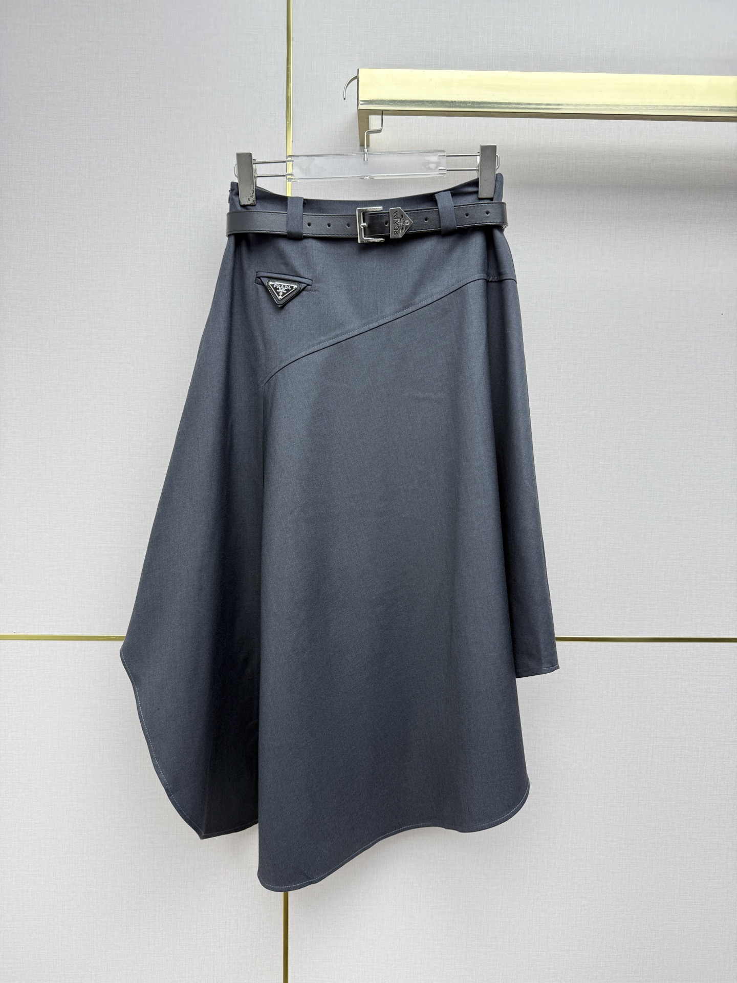 NO:723634,Prad*/26SS new skirt/A hem irregular version/Classic triangle logo decoration/Matching belt/Versatile style/Two colors and three codes SMLB808, Prada-clothing, prada, prada, skirts,19860909Prad*/26SS新款半身裙/A摆不规则版型/经典三角标装饰/搭配腰带/百搭款/两色三码SMLB808,普拉达-服装,prada,prada,skirts,,Women's clothing