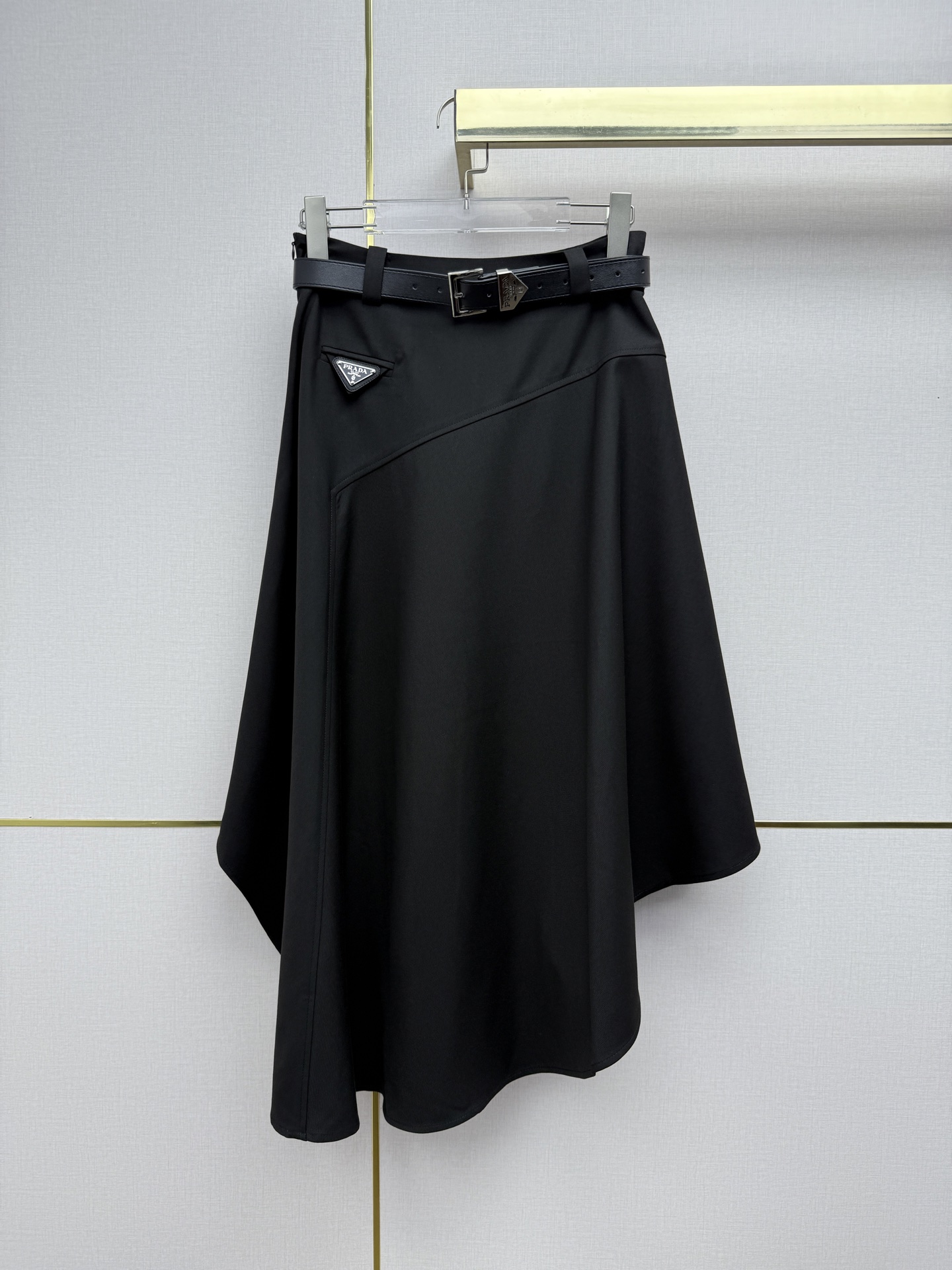 NO:723644,Prad*/26SS new skirt/A hem irregular version/Classic triangle logo decoration/Matching belt/Versatile style/Two colors and three codes SMLB808, Prada-clothing, prada, prada, skirts,19860909Prad*/26SS新款半身裙/A摆不规则版型/经典三角标装饰/搭配腰带/百搭款/两色三码SMLB808,普拉达-服装,prada,prada,skirts,,Women's clothing