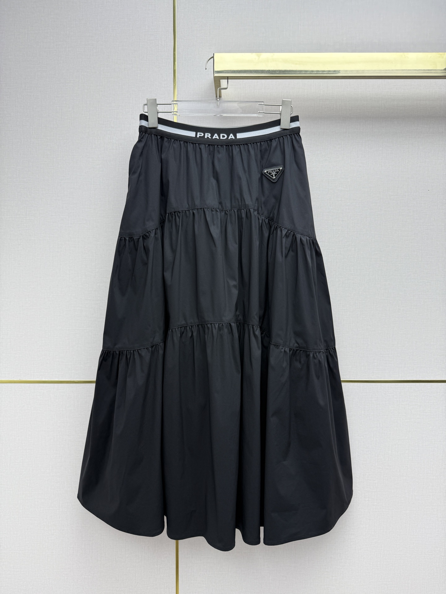 NO:723562,Prad*/26SS new skirt/Elastic waistband with brand letters printed on it, comfortable and comfortable, raised waistline/Layered pleated large skirt, swaying in the wind when walking, light and smart/Two colors and three sizes SMLB808, Prada - Clothing, prada, prada, skirts,19860909Prad*/26SS新款半身裙/松紧腰头印着品牌字母,舒适不勒,抬高腰线/层层褶皱拼接的大裙摆,走路时随风晃动,轻盈又灵动/两色三码SMLB808,普拉达-服装,prada,prada,skirts,,Women's clothing
