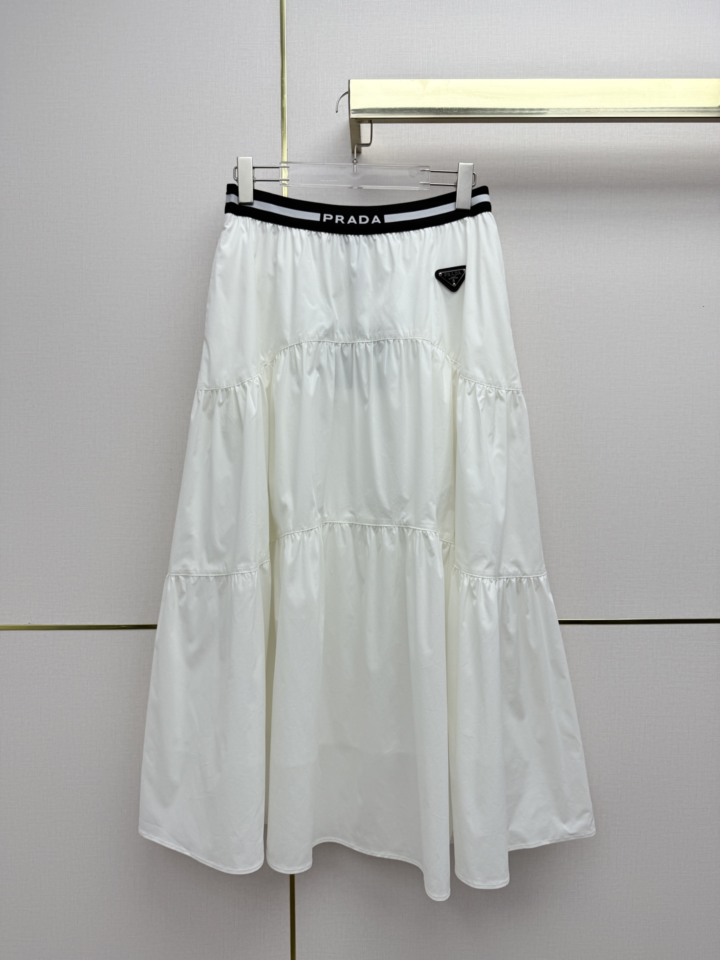 NO:723572,Prad*/26SS new skirt/Elastic waistband with brand letters printed on it, comfortable and comfortable, raised waistline/Layered pleated large skirt, swaying in the wind when walking, light and smart/Two colors and three sizes SMLB808, Prada - Clothing, prada, prada, skirts,19860909Prad*/26SS新款半身裙/松紧腰头印着品牌字母,舒适不勒,抬高腰线/层层褶皱拼接的大裙摆,走路时随风晃动,轻盈又灵动/两色三码SMLB808,普拉达-服装,prada,prada,skirts,,Women's clothing