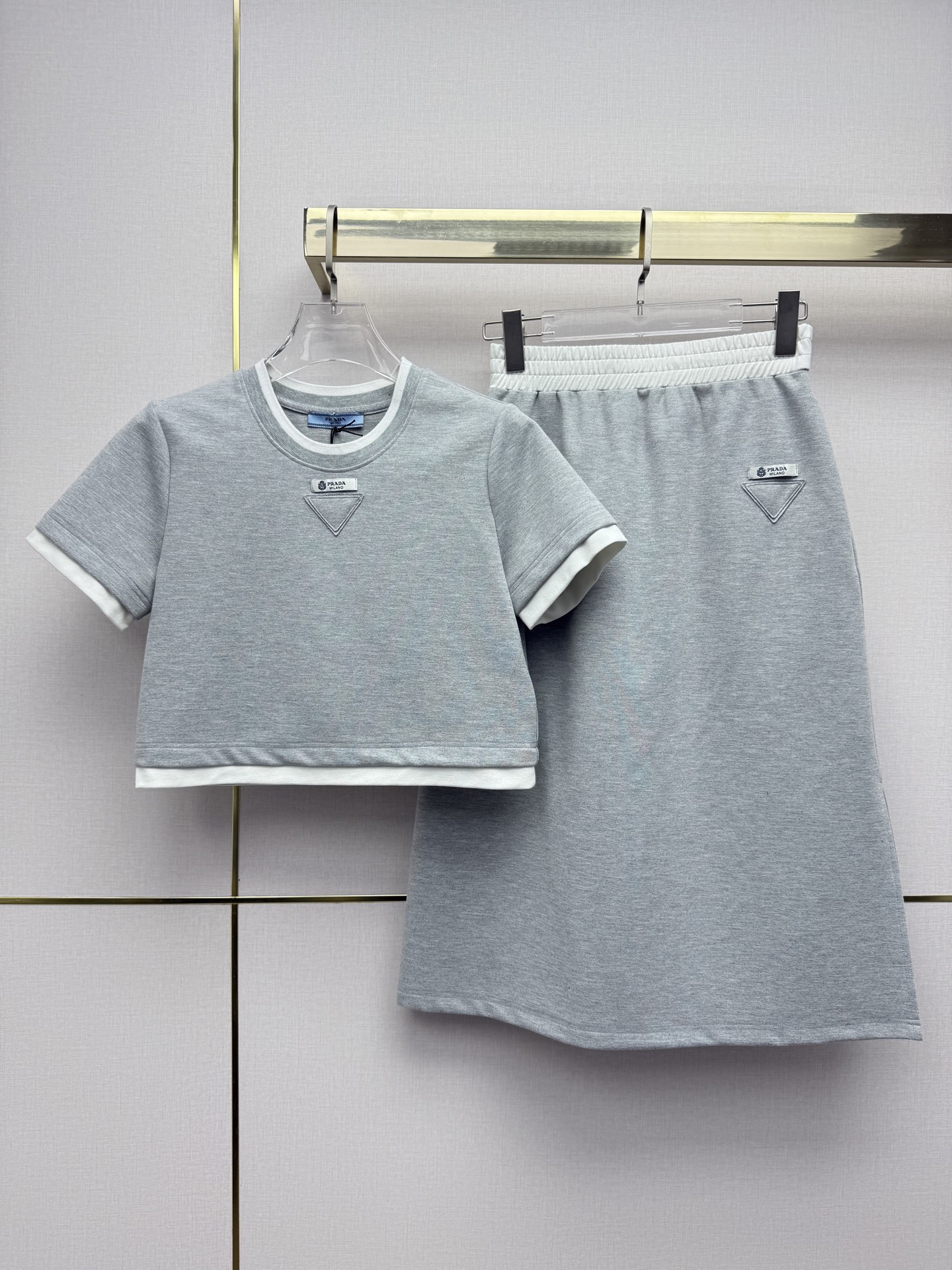 NO:723582,Prad*/26SS new short T-shirt skirt suit/black and white contrasting color splicing design/small letter logo decoration/leisure sports/two colors and three codes SMLB808, Prada-clothing, prada, prada, skirts, tees, t-shirt,19860909Prad*/26SS新款短款T恤半身裙套装/黑白撞色拼接设计/字母小徽标装饰/休闲运动/两色三码SMLB808,普拉达-服装,prada,prada,skirts,tees，t-shirt,,Women's clothing