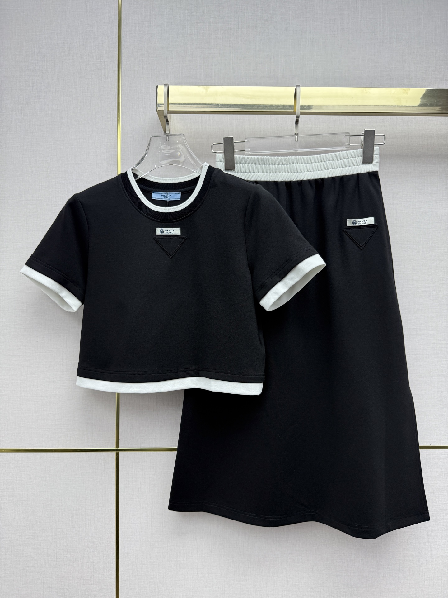 NO:723592,Prad*/26SS new short T-shirt skirt suit/black and white contrasting color splicing design/small letter logo decoration/leisure sports/two colors and three codes SMLB808, Prada-clothing, prada, prada, skirts, tees, t-shirt,19860909Prad*/26SS新款短款T恤半身裙套装/黑白撞色拼接设计/字母小徽标装饰/休闲运动/两色三码SMLB808,普拉达-服装,prada,prada,skirts,tees，t-shirt,,Women's clothing