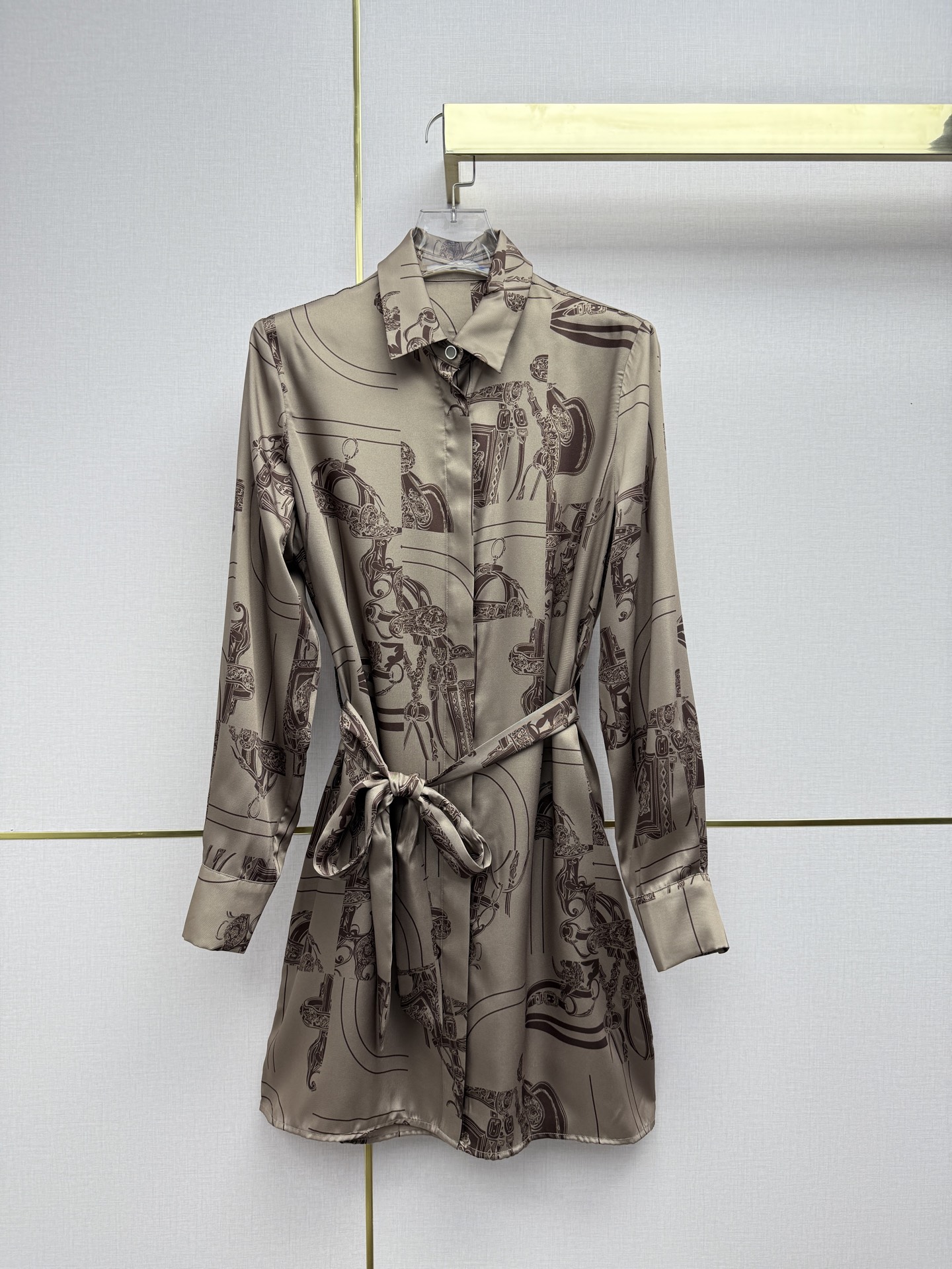 NO:723633,Herme*/26SS New Silk Dress/Pattern Print Decoration/Single-row Hidden Button Design/With Its Own Cloth Belt/High Quality/Single Color Four Codes SMLXLB808,Hermes-Clothing,hermes,hermes,skirts,real silk,19860909Herme*/26SS新款真丝连衣裙/图案印花装饰/单排暗扣设计/搭配本身布腰带/高品质/单色四码SMLXLB808,爱马仕-服装,hermes,hermes,skirts,real silk,,Women's clothing