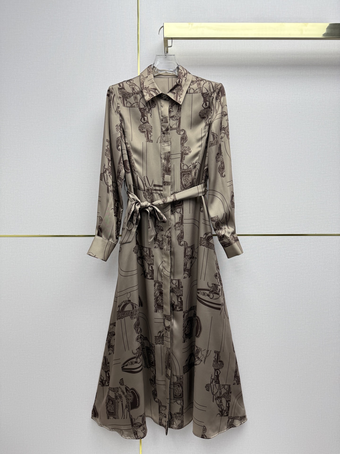 NO:723643,Herme*/26SS New Silk Long Dress/Pattern Print Decoration/Single-row Hidden Button Design/With Its Own Cloth Belt/High Quality/Single Color Four Codes SMLXLB808,Hermes-Clothing,hermes,hermes,skirts,real silk,19860909Herme*/26SS新款真丝长款连衣裙/图案印花装饰/单排暗扣设计/搭配本身布腰带/高品质/单色四码SMLXLB808,爱马仕-服装,hermes,hermes,skirts,real silk,,Women's clothing