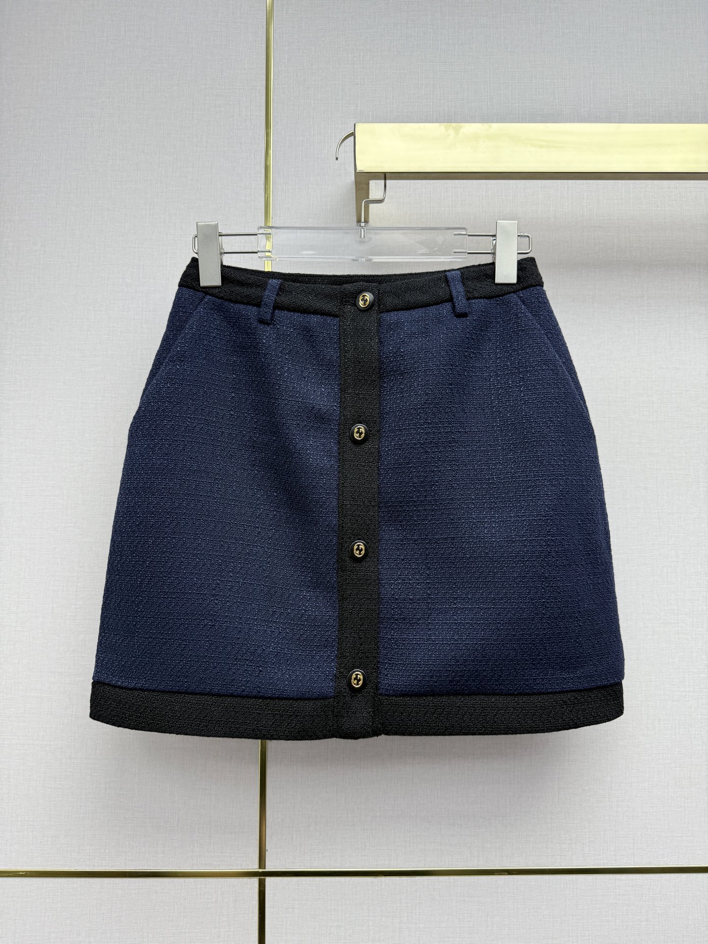 NO:723665,Gucc*/26SS new short skirt/black edge design/single row of lettering button decoration/temperament style/single color three codes SMLB808, Gucci-clothing, gucci, gucci, skirts,19860909Gucc*/26SS新款短款半裙/黑色拼边设计/单排刻字扣子装饰/气质款/单色三码SMLB808,古驰-服装,gucci,gucci,skirts,,Women's clothing